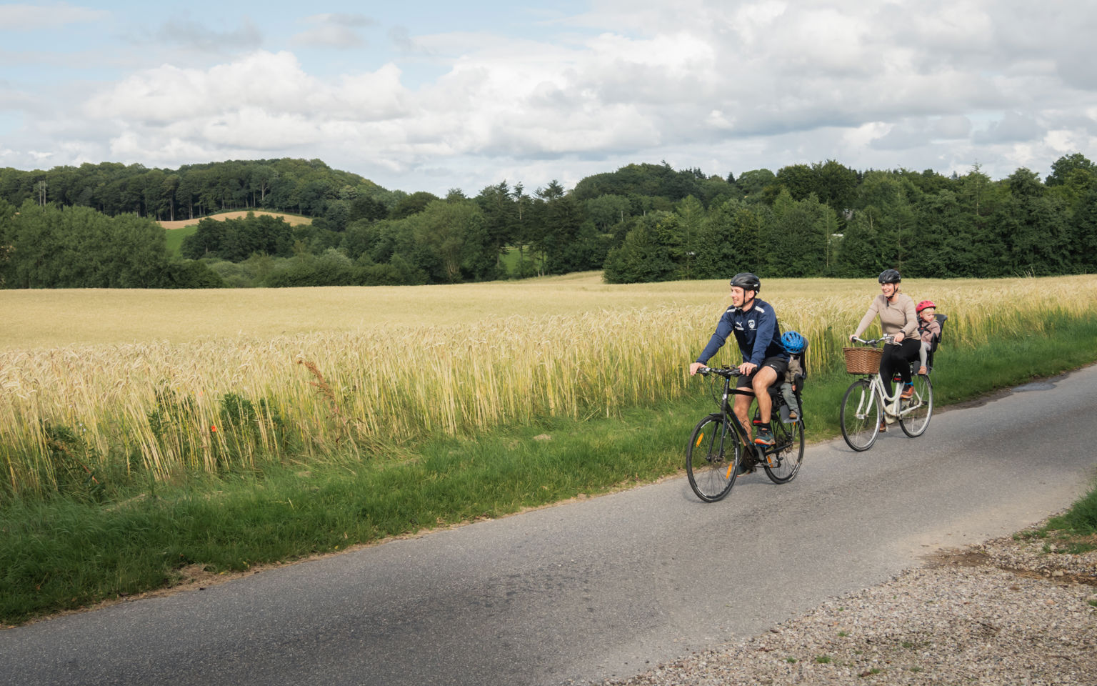 Familie på cykeltur lidt uden for Morud med udsigt til de nordfynske marker.