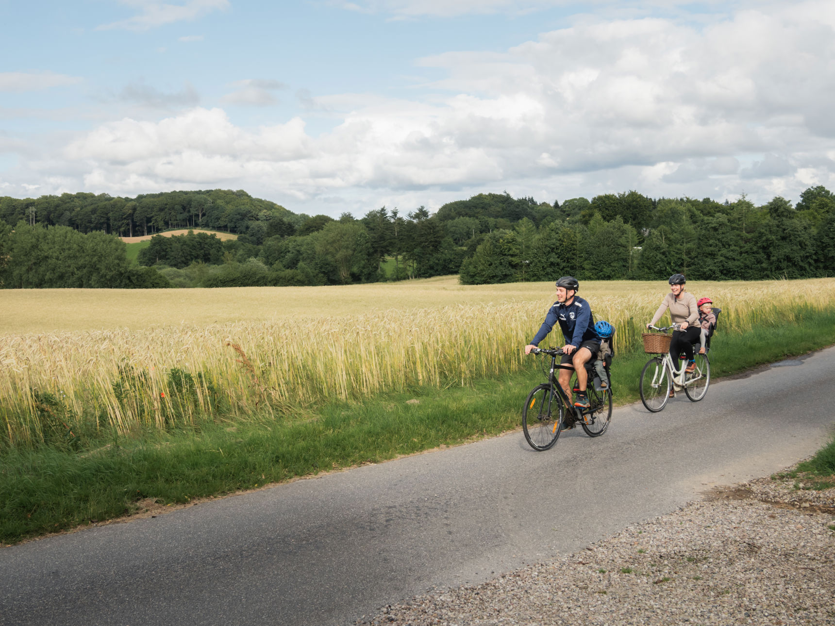 Familie på cykeltur lidt uden for Morud med udsigt til de nordfynske marker.