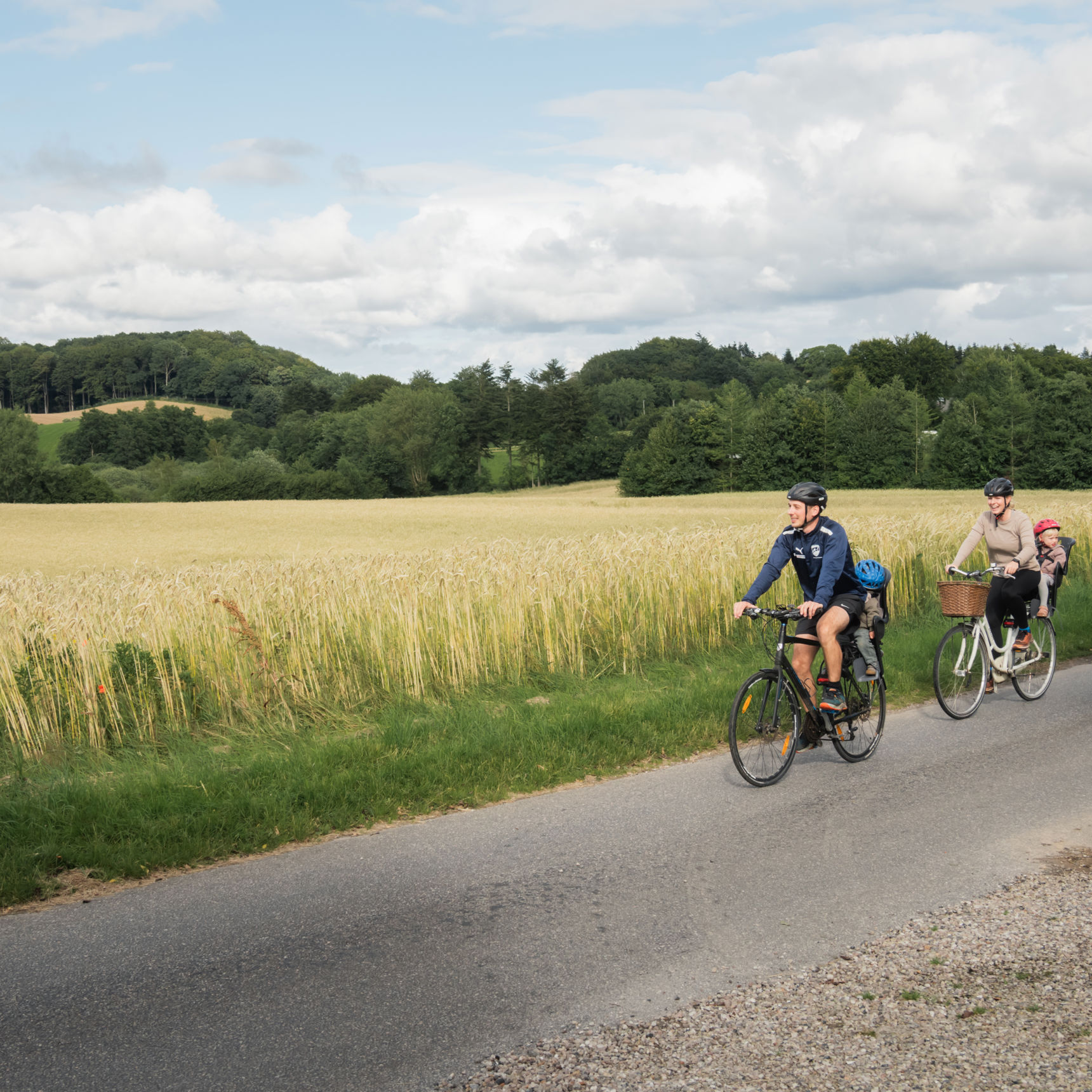 Familie på cykeltur lidt uden for Morud med udsigt til de nordfynske marker.