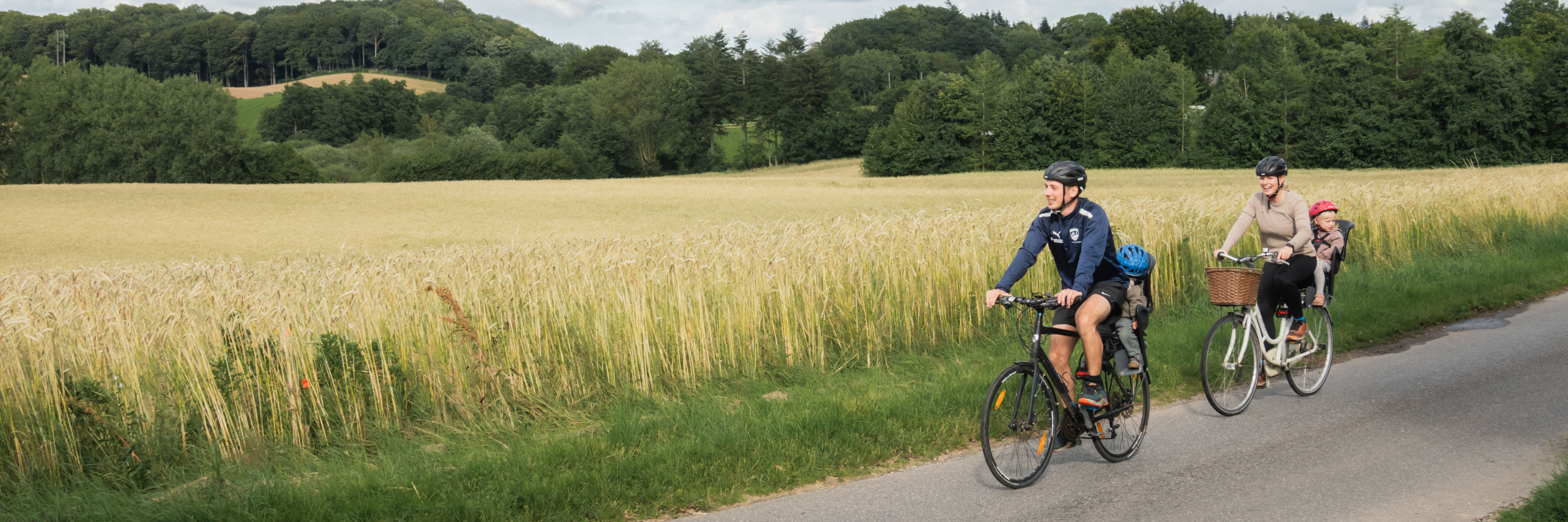Familie på cykeltur lidt uden for Morud med udsigt til de nordfynske marker.