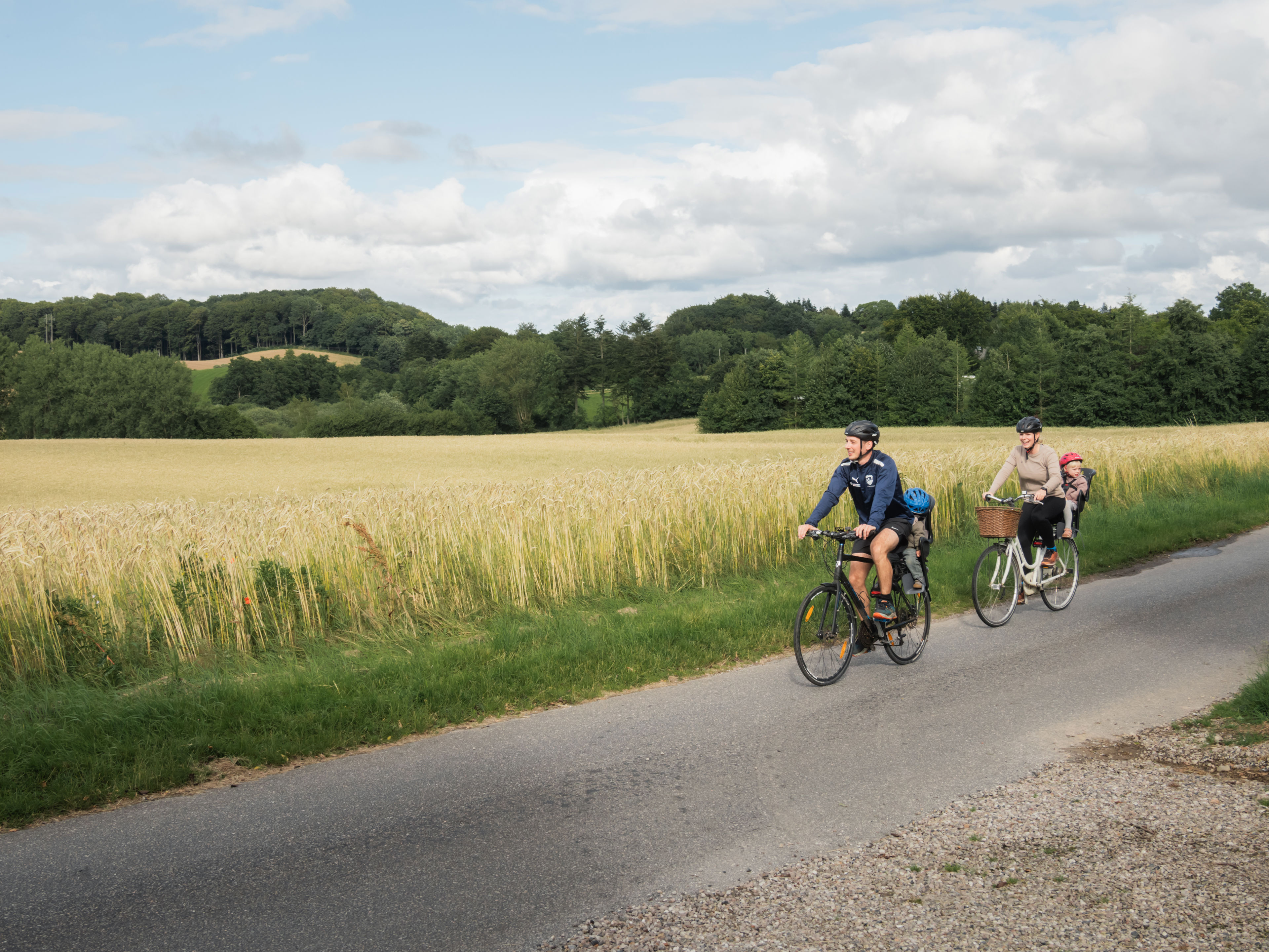 Familie på cykeltur lidt uden for Morud med udsigt til de nordfynske marker.