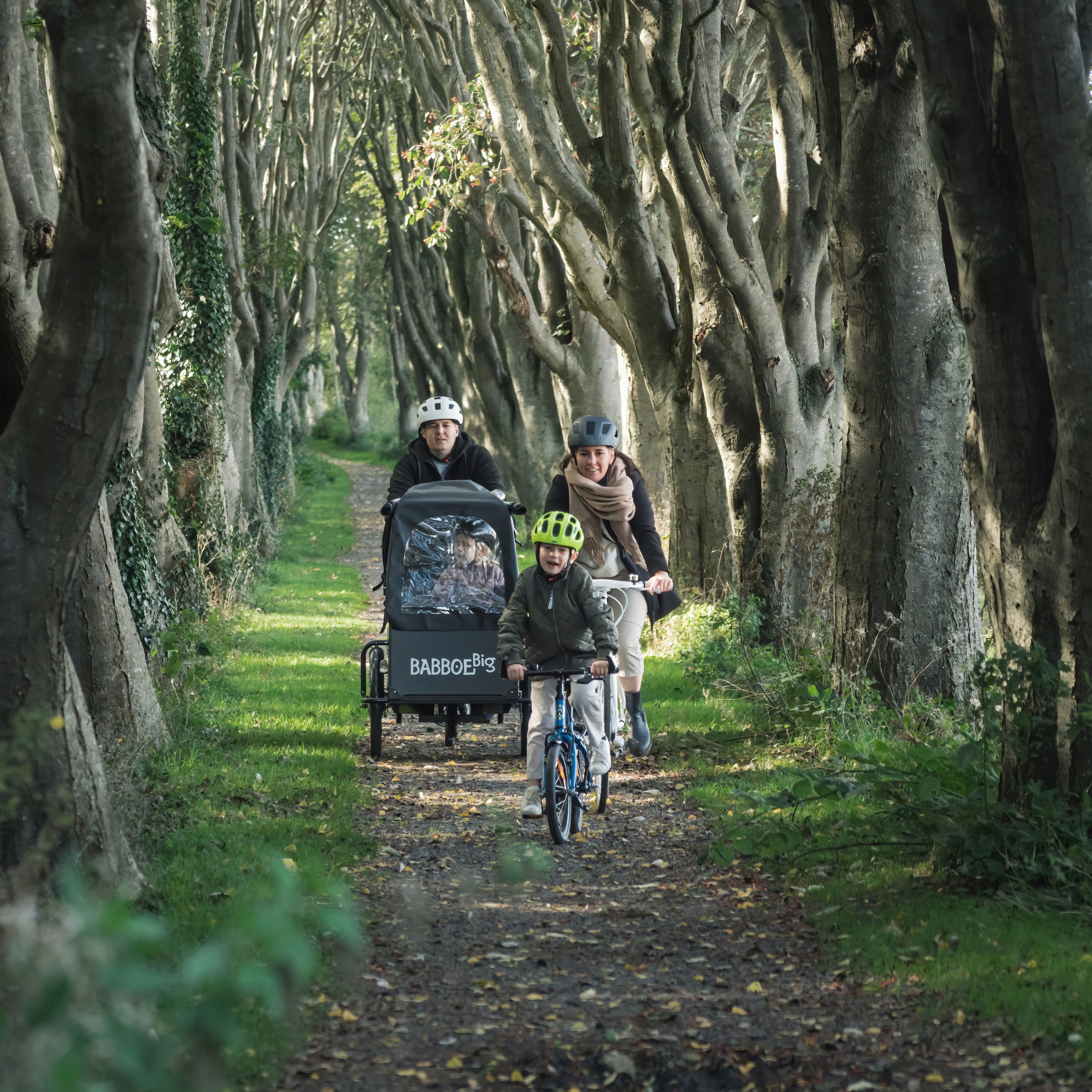 Familie på cykeltur langs Kærlighedsstien i Otterup - efterår 2024.