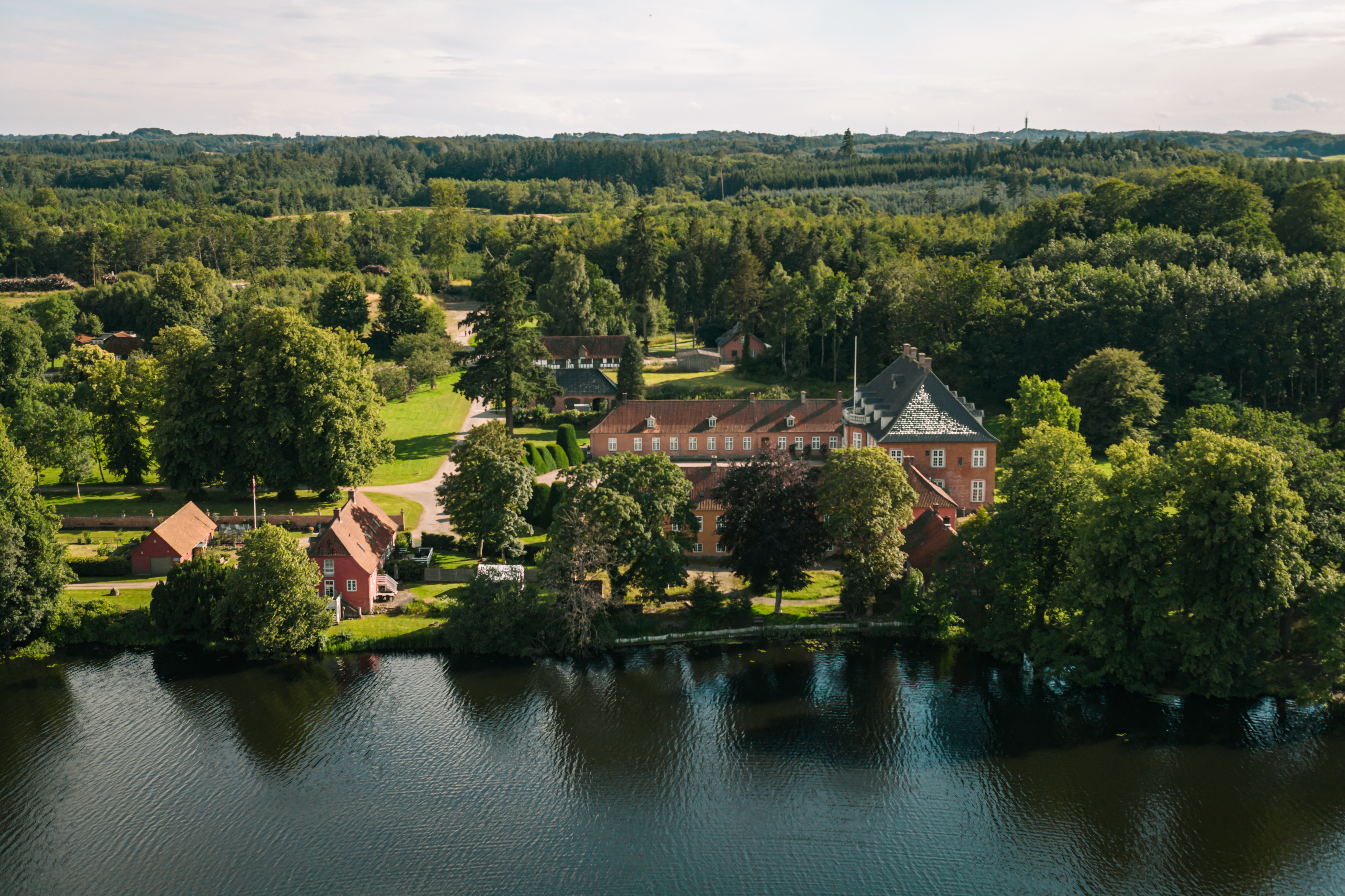 Billede af Langesø Slot og sø nær Morud.