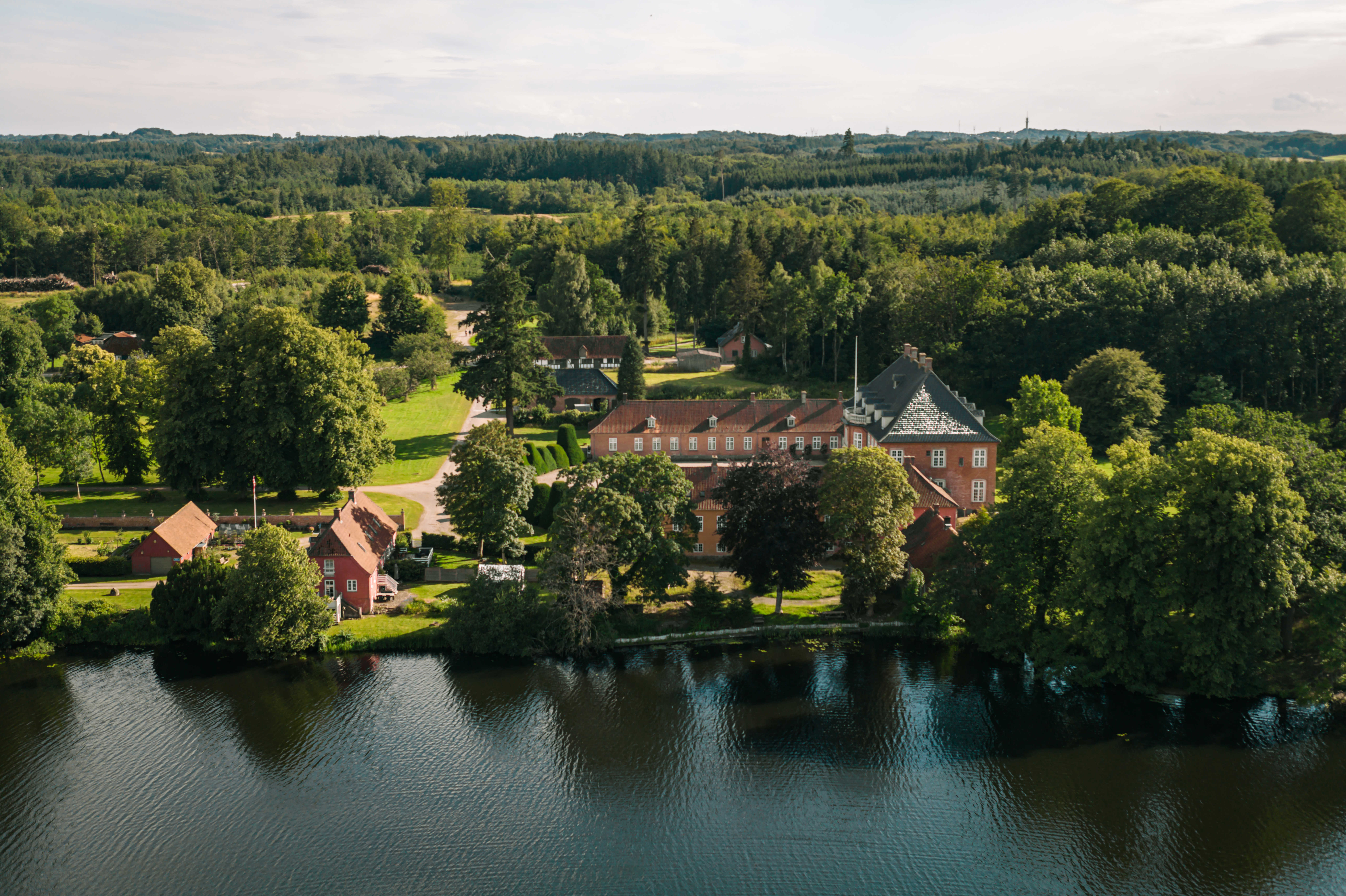 Billede af Langesø Slot og sø nær Morud.