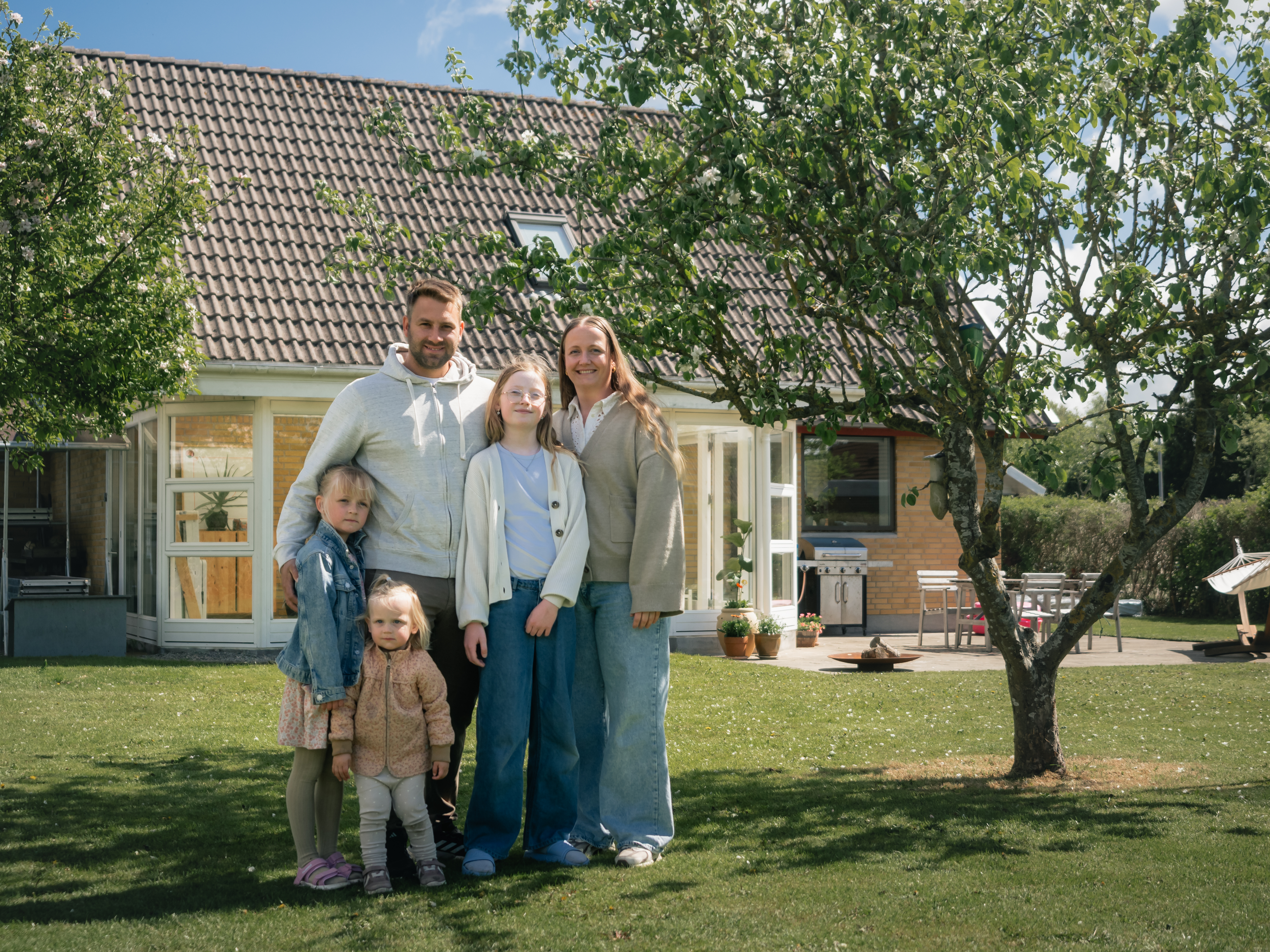 Familie fra Bogense hjemme i deres have.
