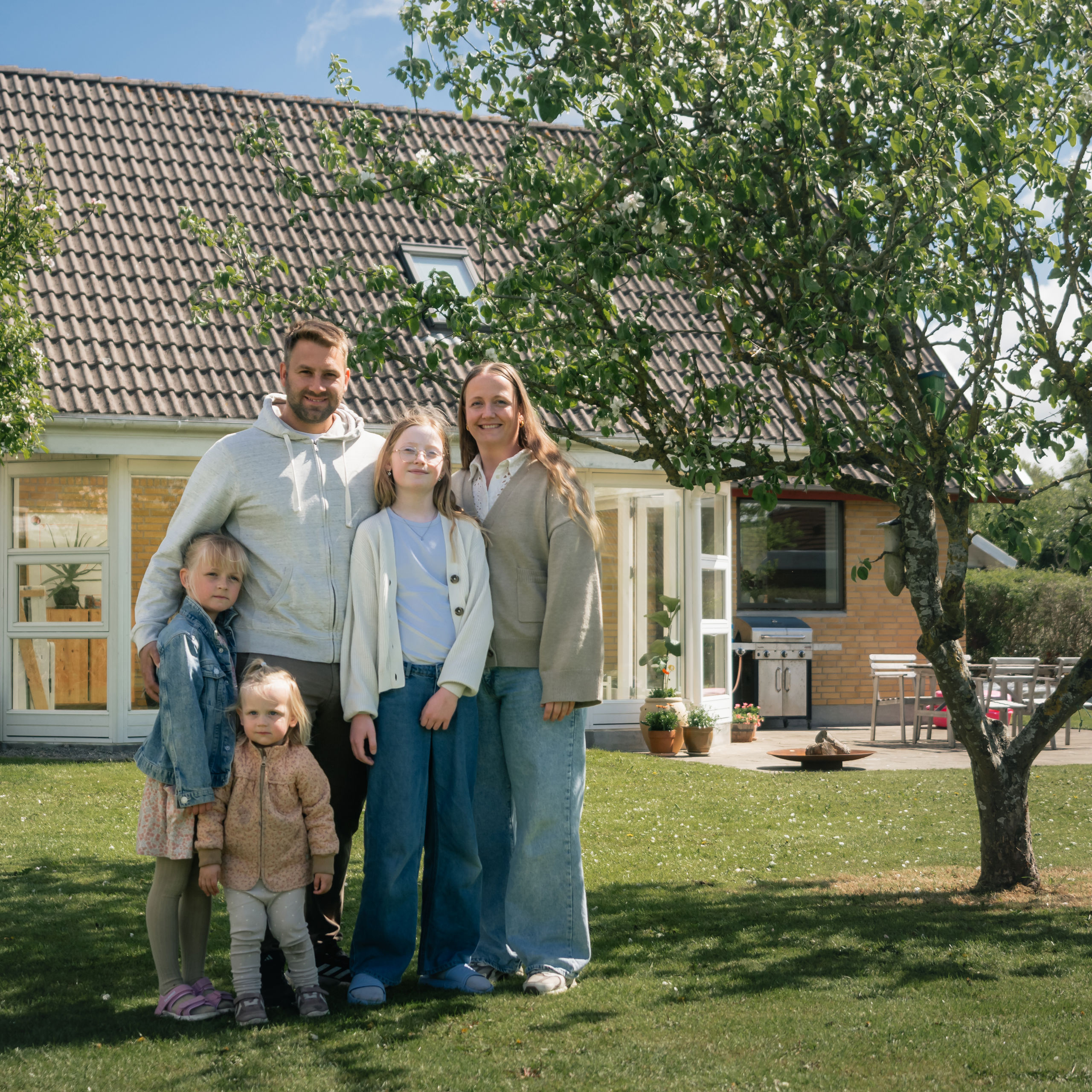 Familie fra Bogense hjemme i deres have.