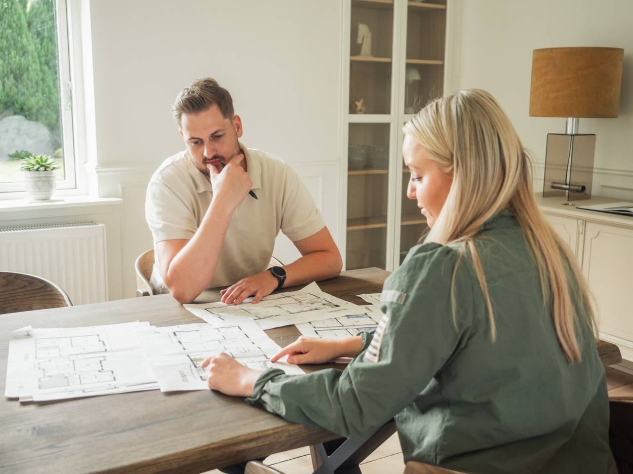 Et par, der kigger på tegninger i forbindelse med renovering af deres landejendom i Skamby.