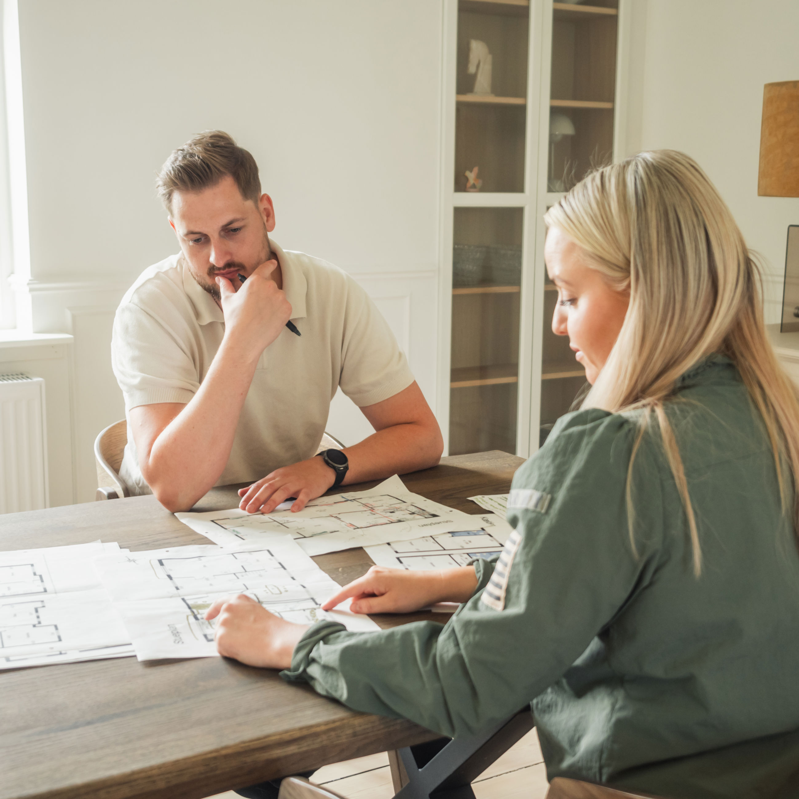 Et par, der kigger på tegninger i forbindelse med renovering af deres landejendom i Skamby.