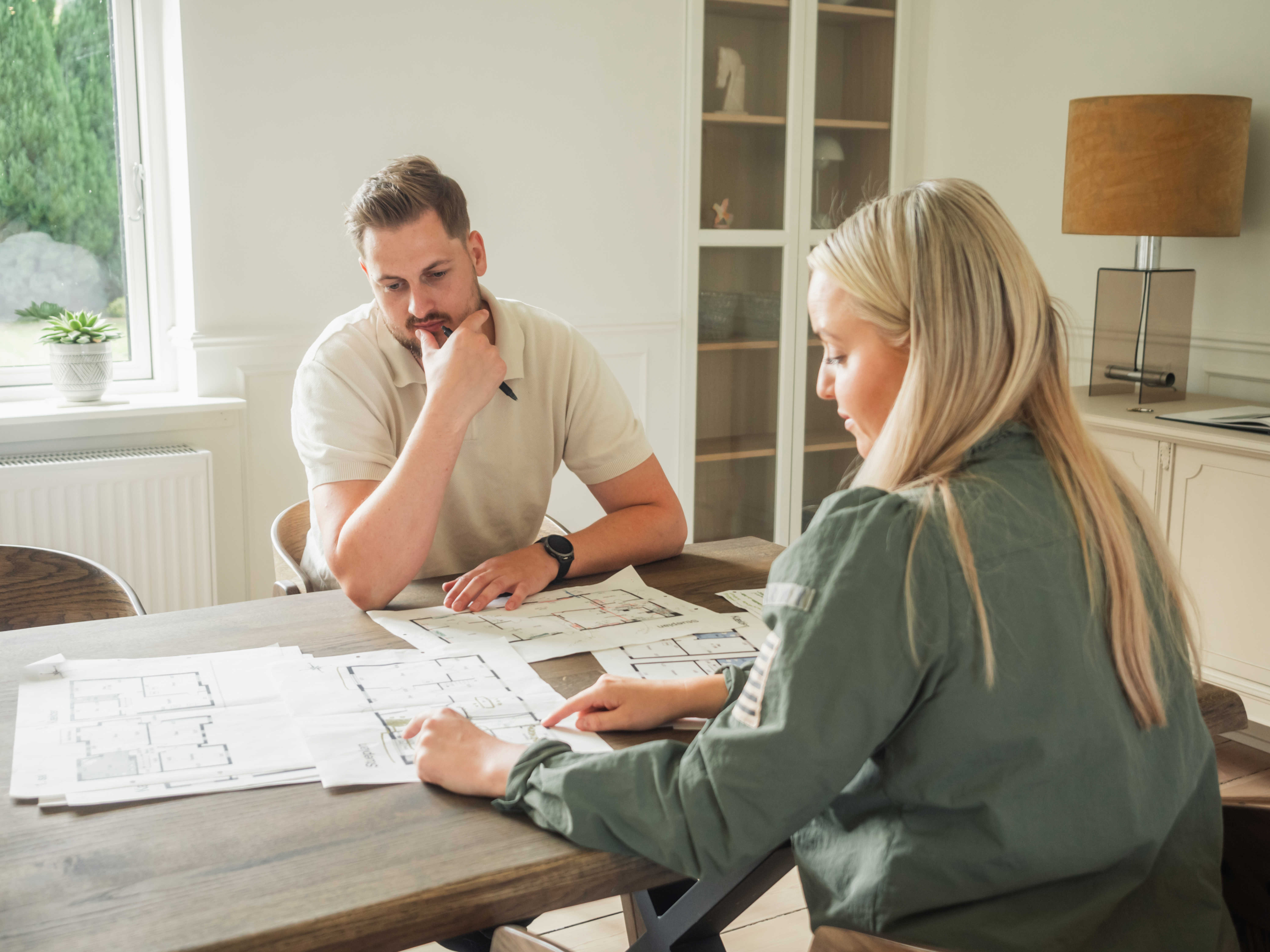 Et par, der kigger på tegninger i forbindelse med renovering af deres landejendom i Skamby.