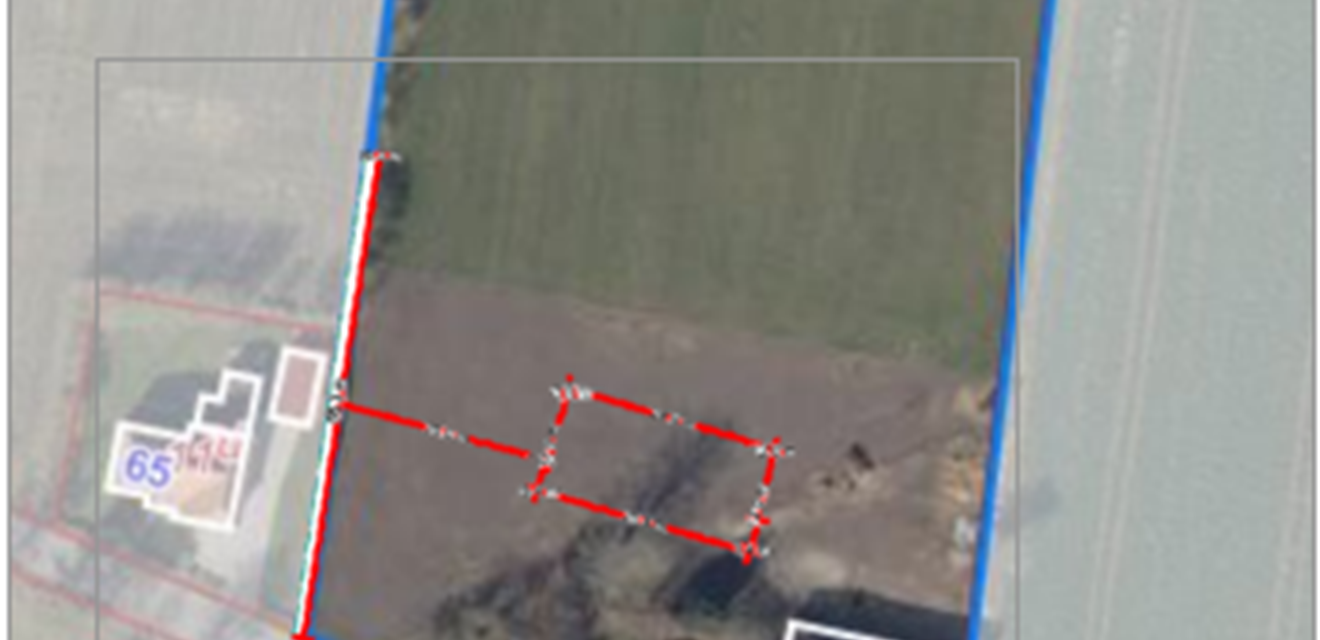 Luftfoto viser placering af maskinhal med rød signatur