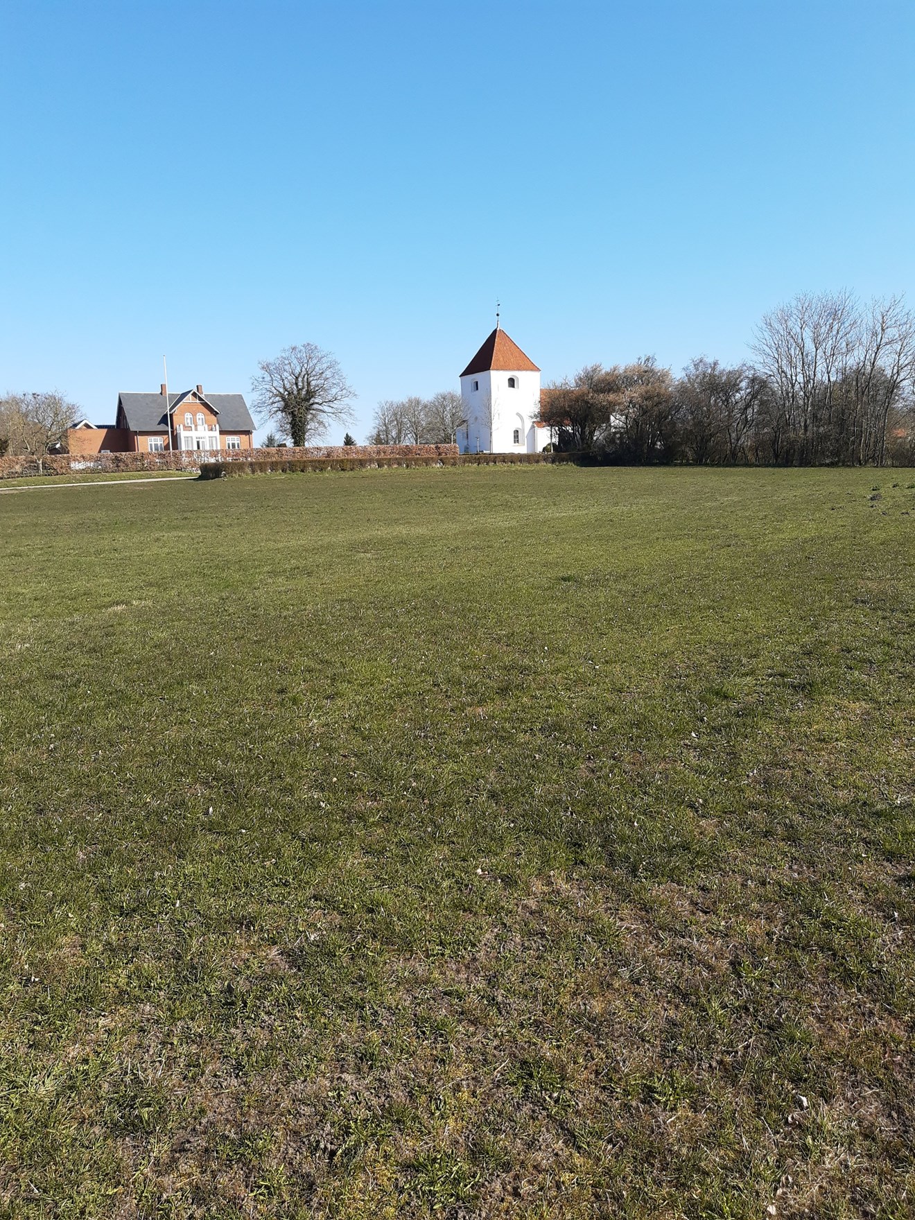 Sådan så arealet foran Søndersø Kirke ud i april 2021