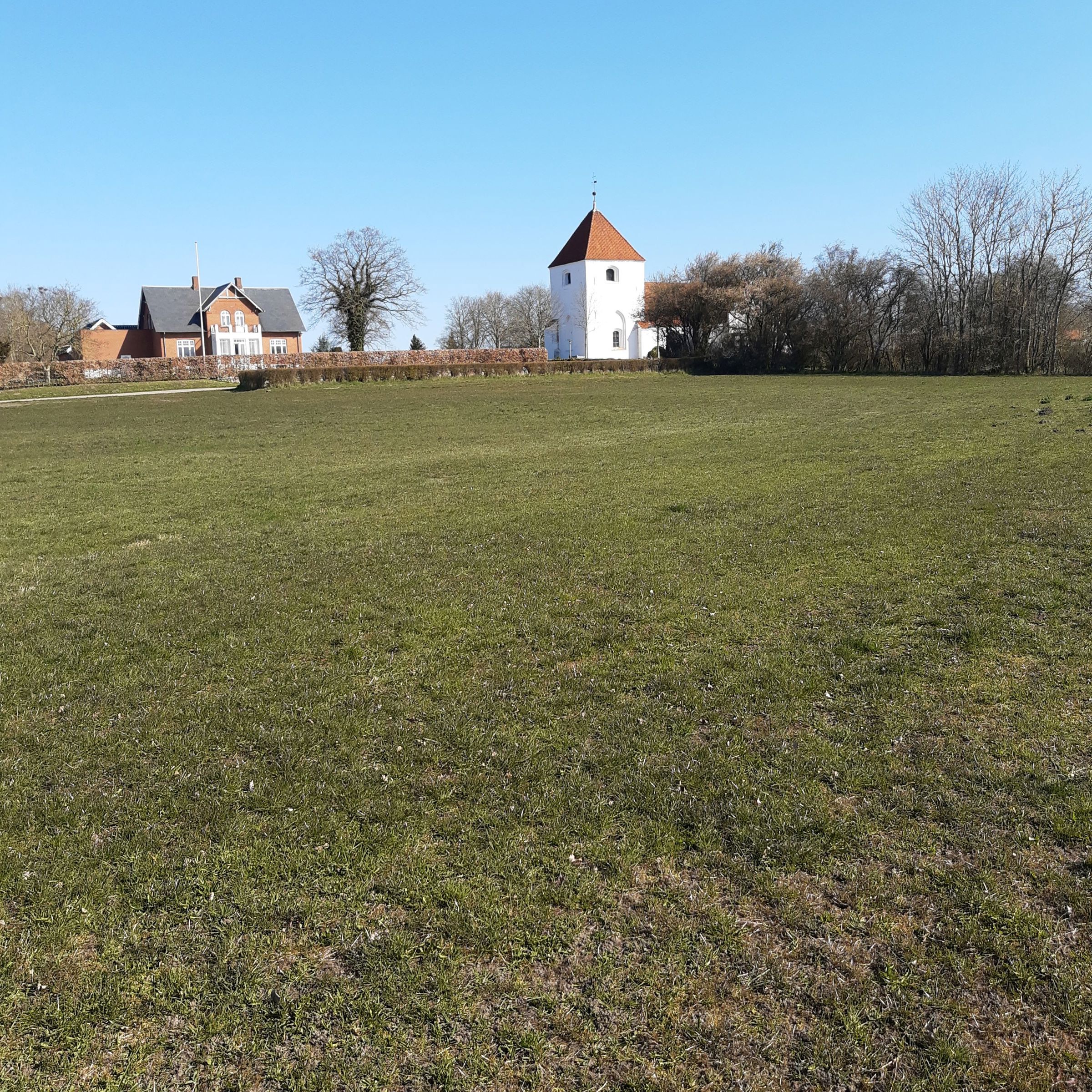 Sådan så arealet foran Søndersø Kirke ud i april 2021
