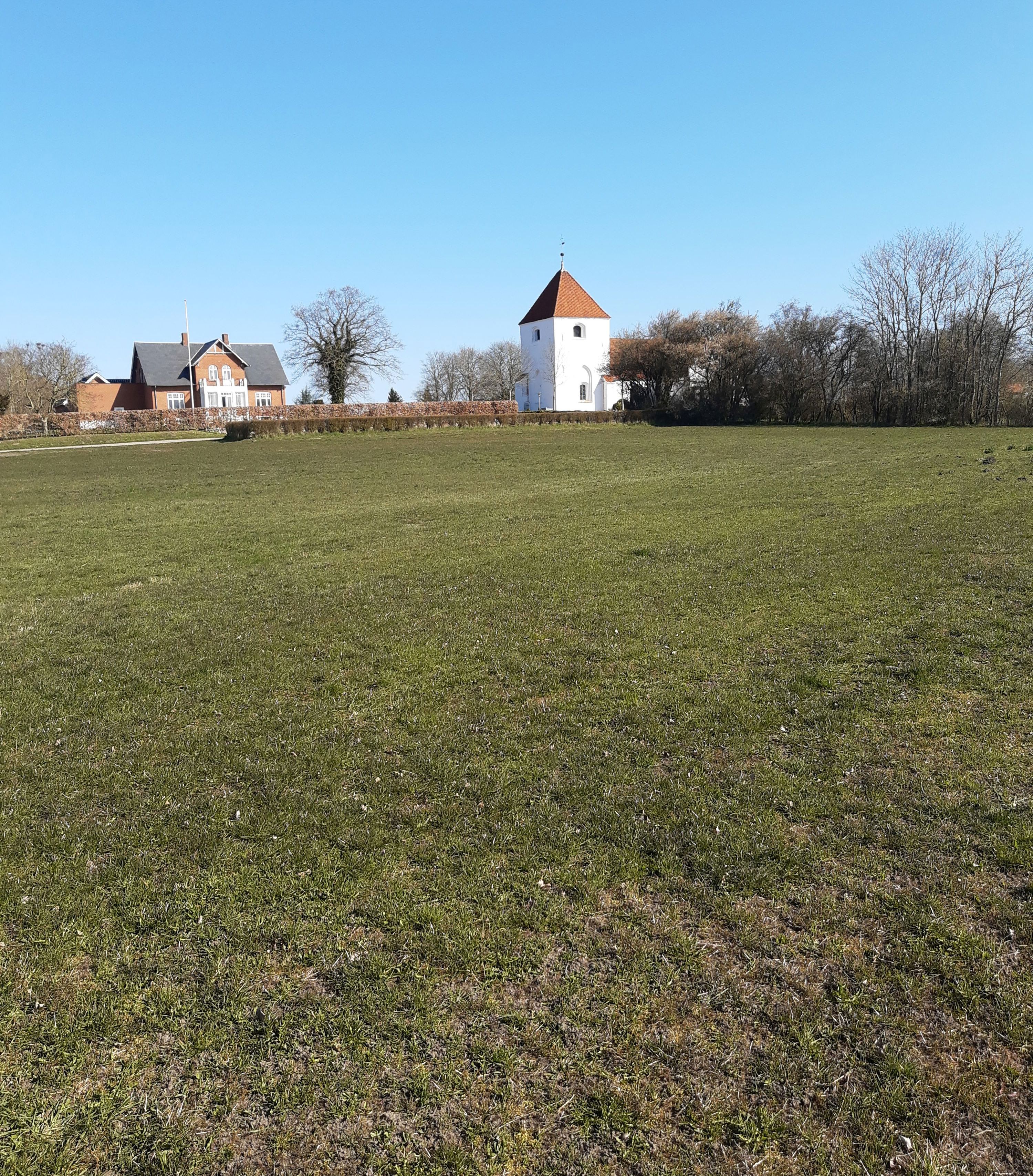 Sådan så arealet foran Søndersø Kirke ud i april 2021