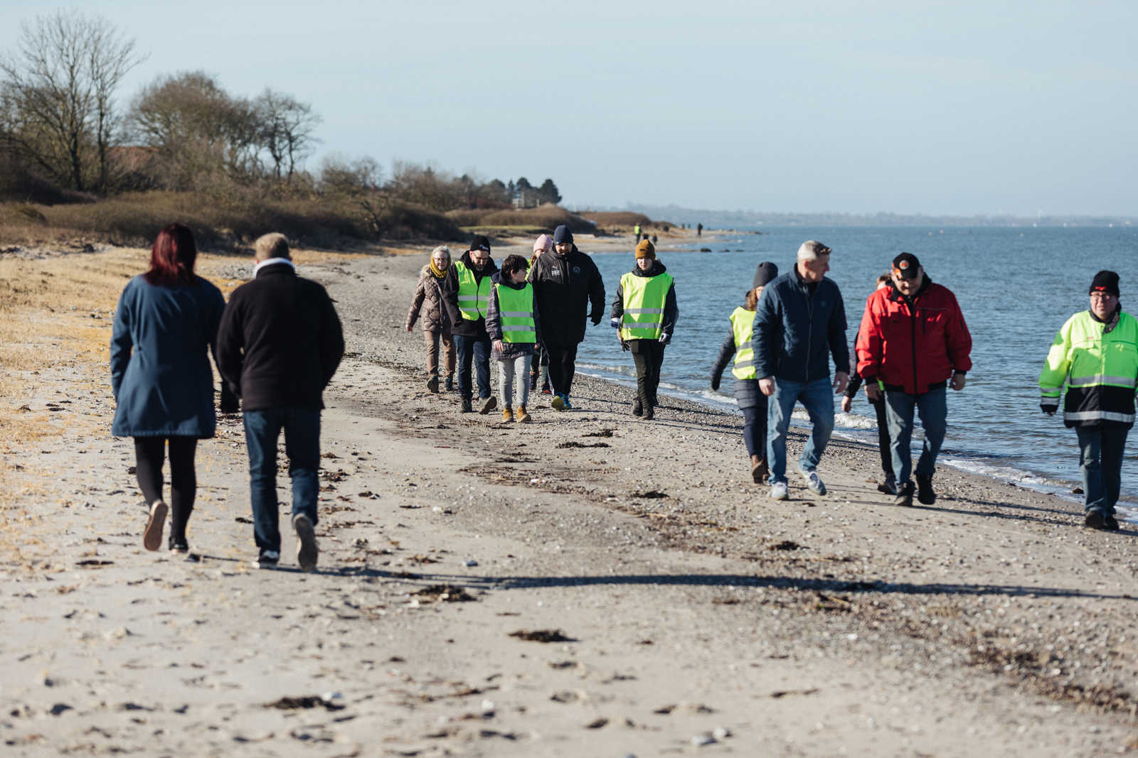 Billede af OSG Walkers, der går en tur langs kysten ved Skåstrup Strand.