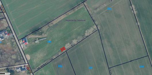 Oversigtsfoto over ejendommen, der viser placeringen af læskuret.