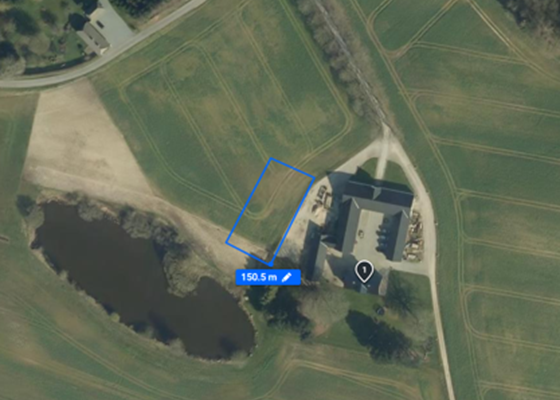 Situationsplan, der viser placeringen af ridebanen i forhold til øvrig bebyggelse.
