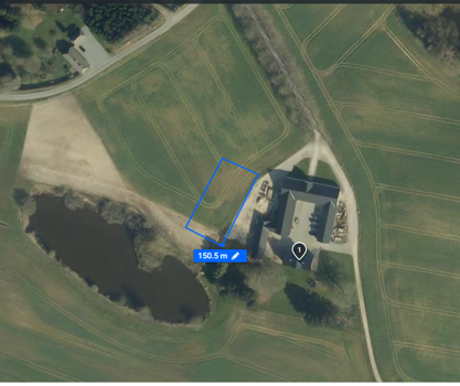 Situationsplan, der viser placeringen af ridebanen i forhold til øvrig bebyggelse.