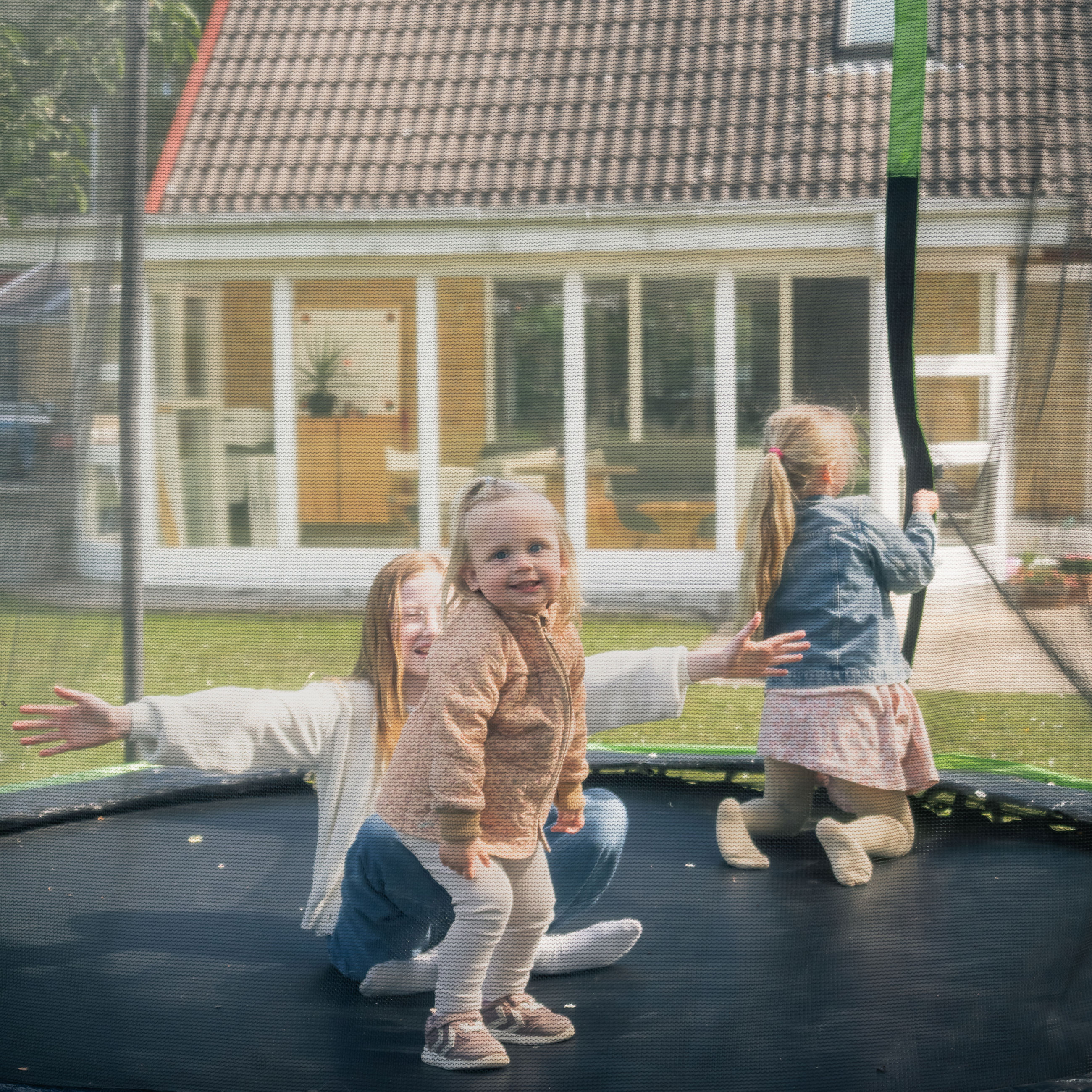 Børn, der leger på en havetrampolin i Bogense.