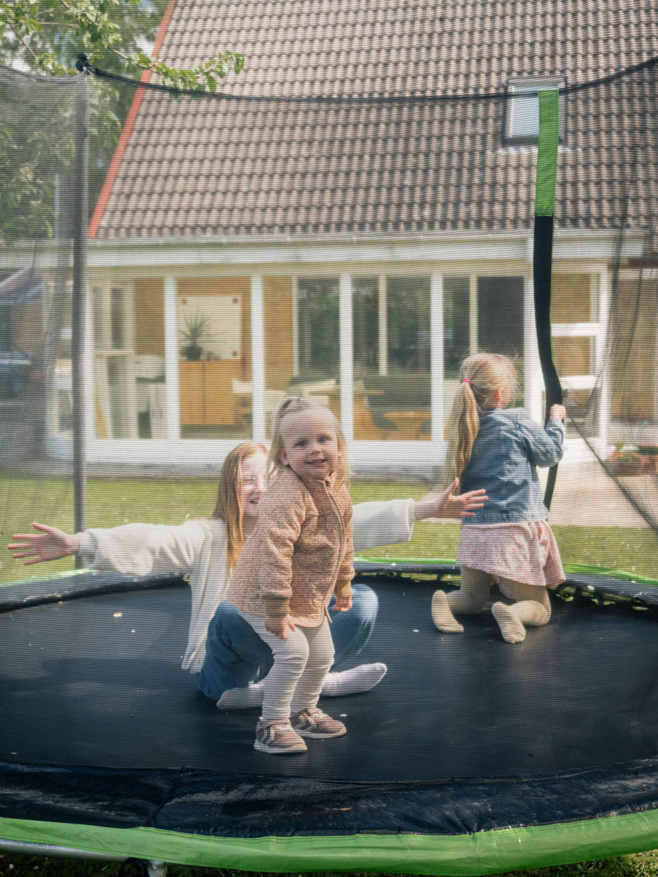 Børn, der leger på en havetrampolin i Bogense.