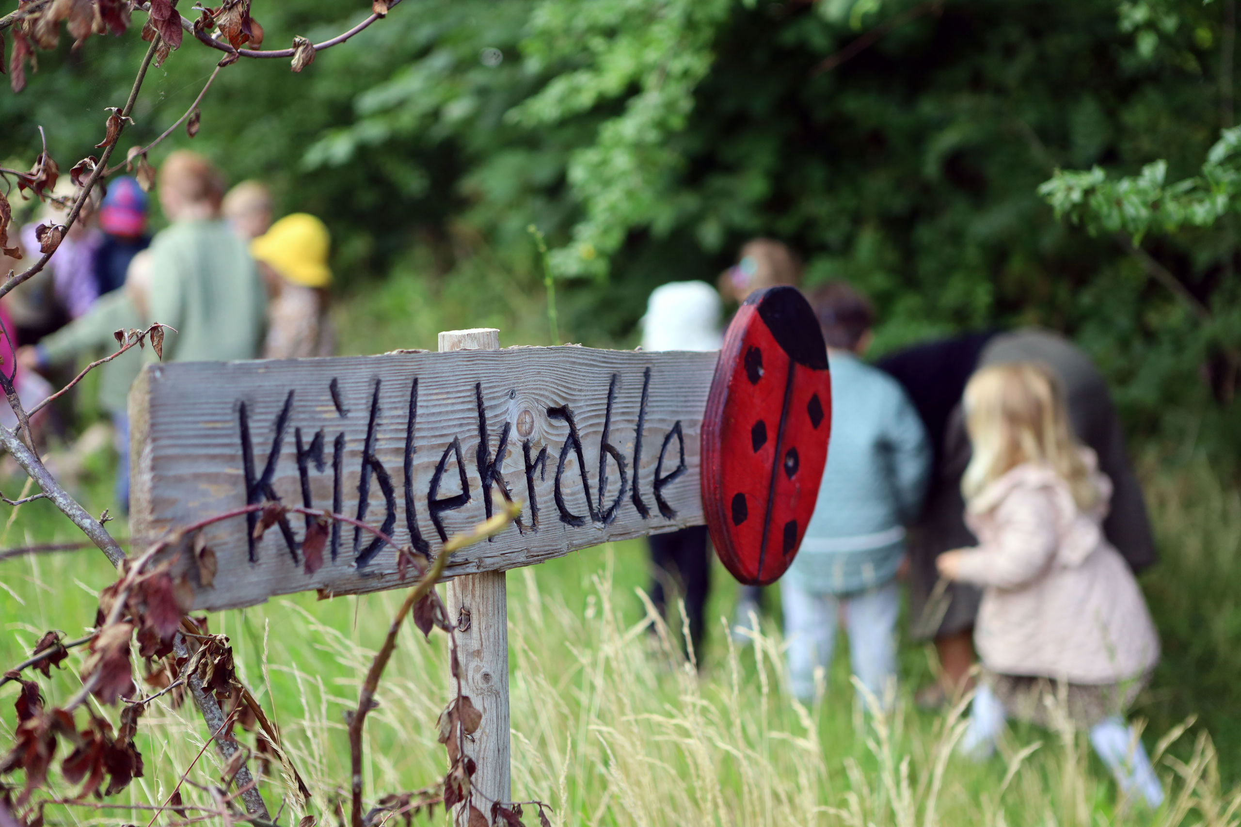 Skilt med "Krible-krable"-område i Naturbørnehaven i Skamby.
