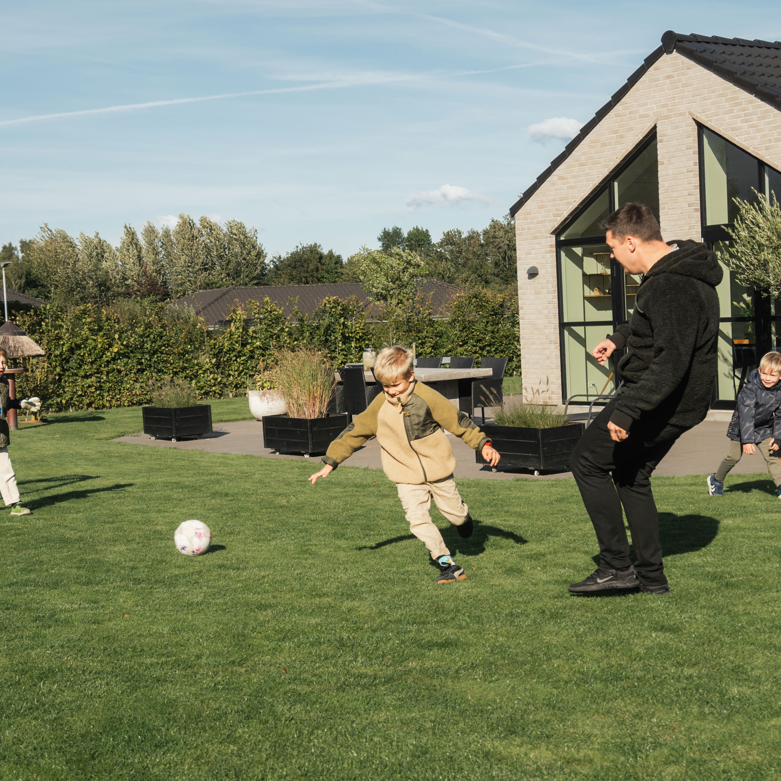 Billede af en fodboldkamp i haven i et nybyggerkvarter i Otterup - efterår 2024.