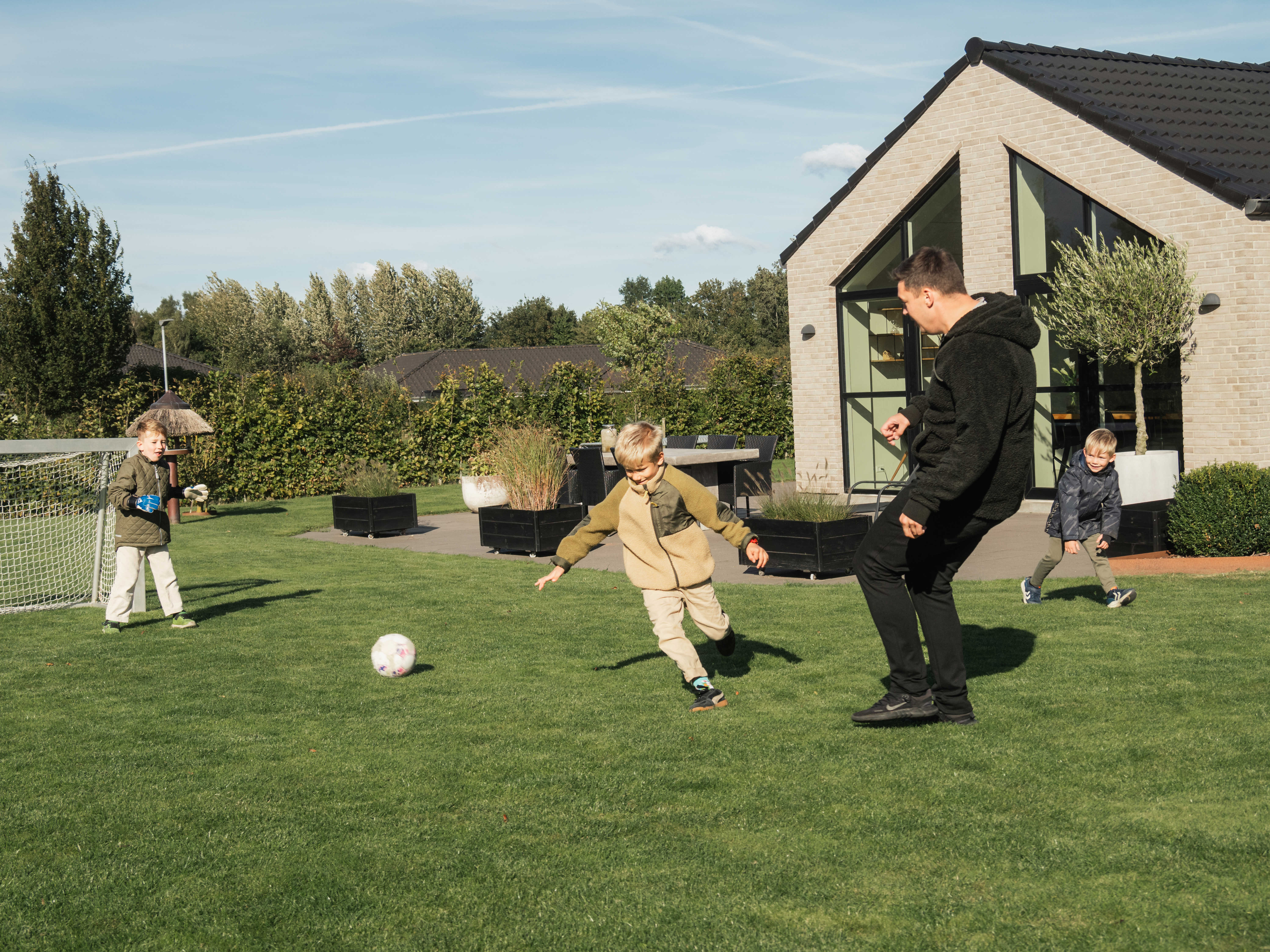 Billede af en fodboldkamp i haven i et nybyggerkvarter i Otterup - efterår 2024.