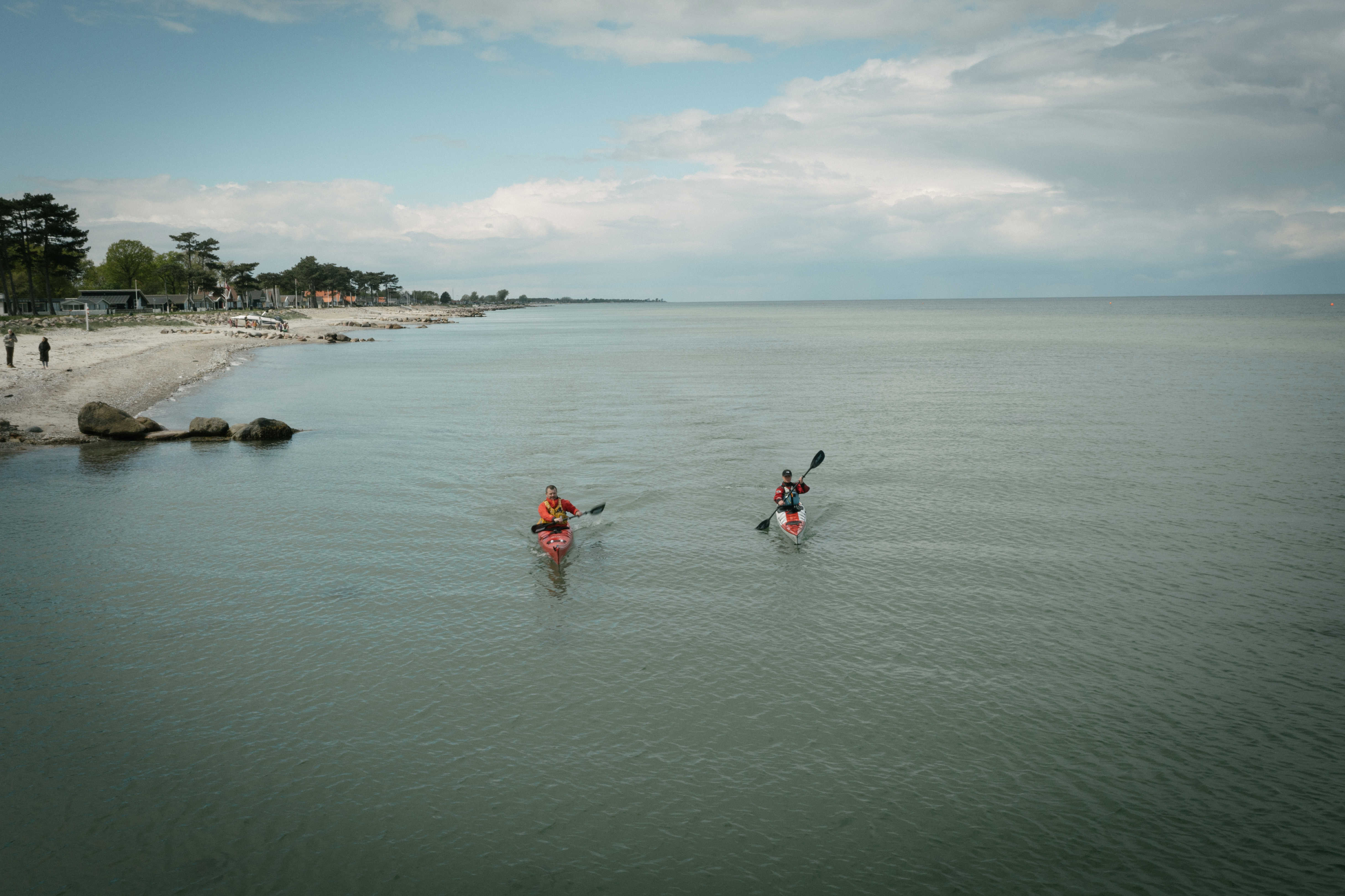 To kajakroere i vandet ved Hasmark Strand