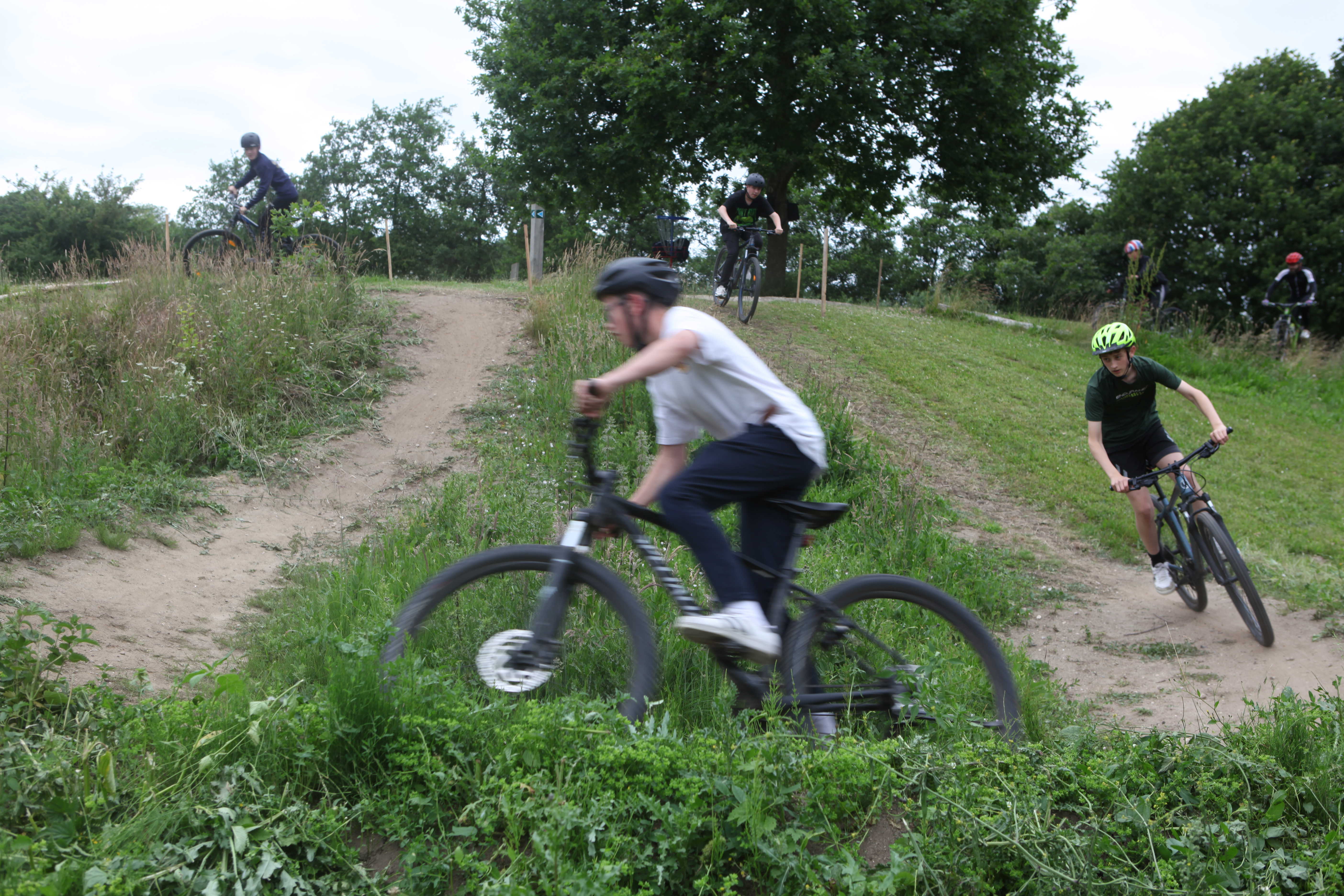 Unge drenge cykler på cykel/mountainbike-sporet i Særslev.