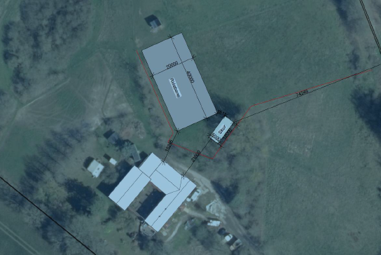 Oversigtstegning over ejendommen, der viser placering af ridebane og læskur.