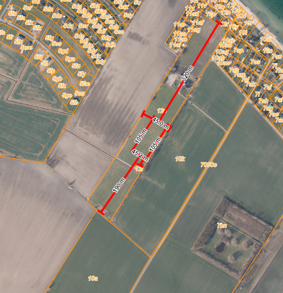 Oversigtstegning, der viser afstande til skel og naboer.