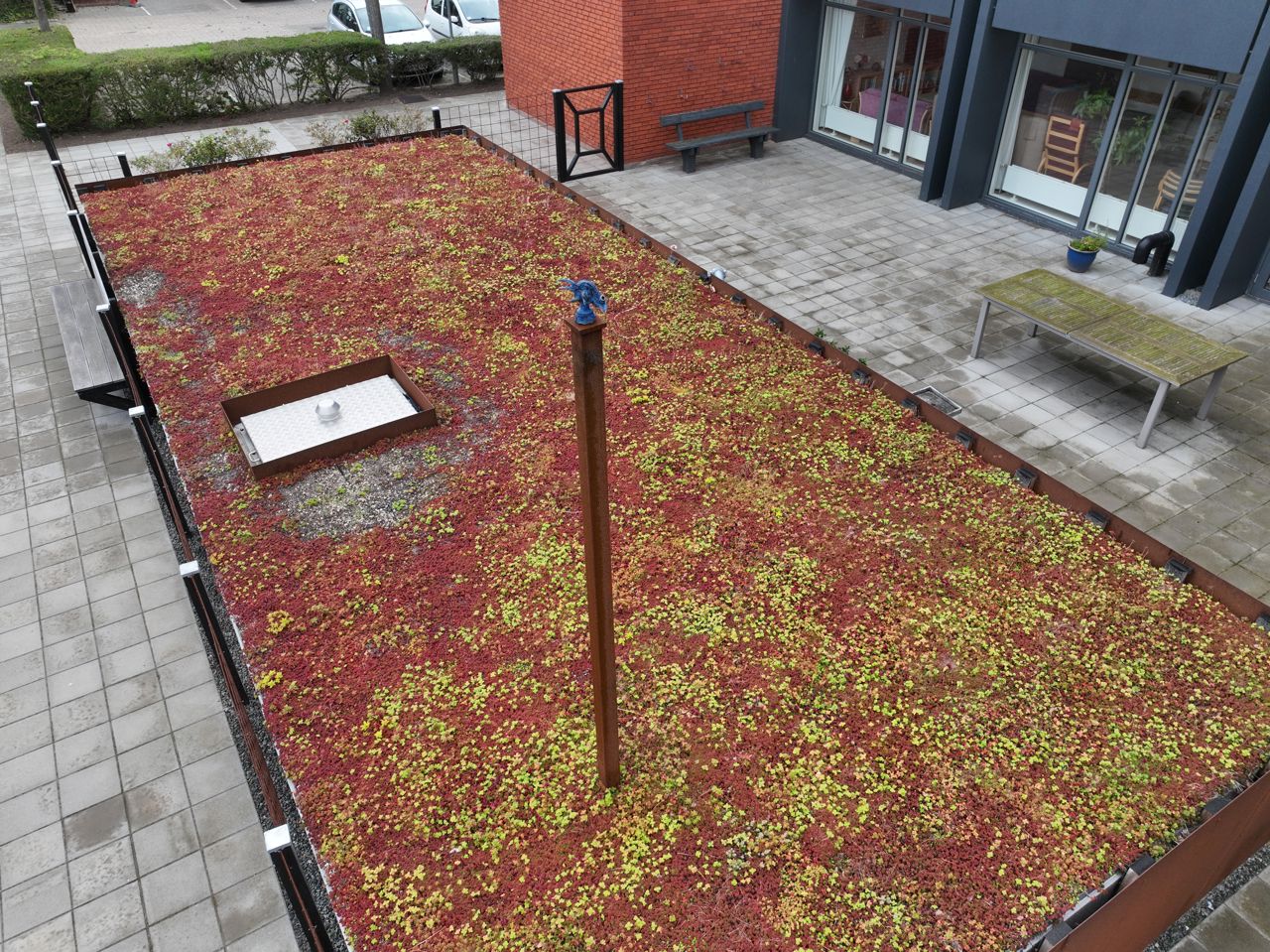 Bronzefigur set skråt fra oven.