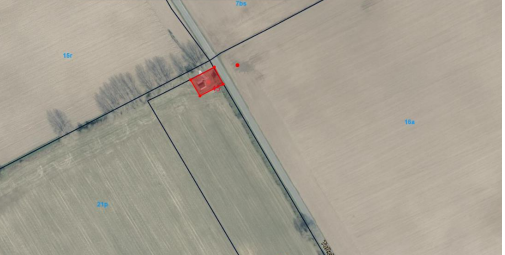 Oversigtsfoto, hvor det udstykkede areal er markeret i ejendommens nordlige hjørne