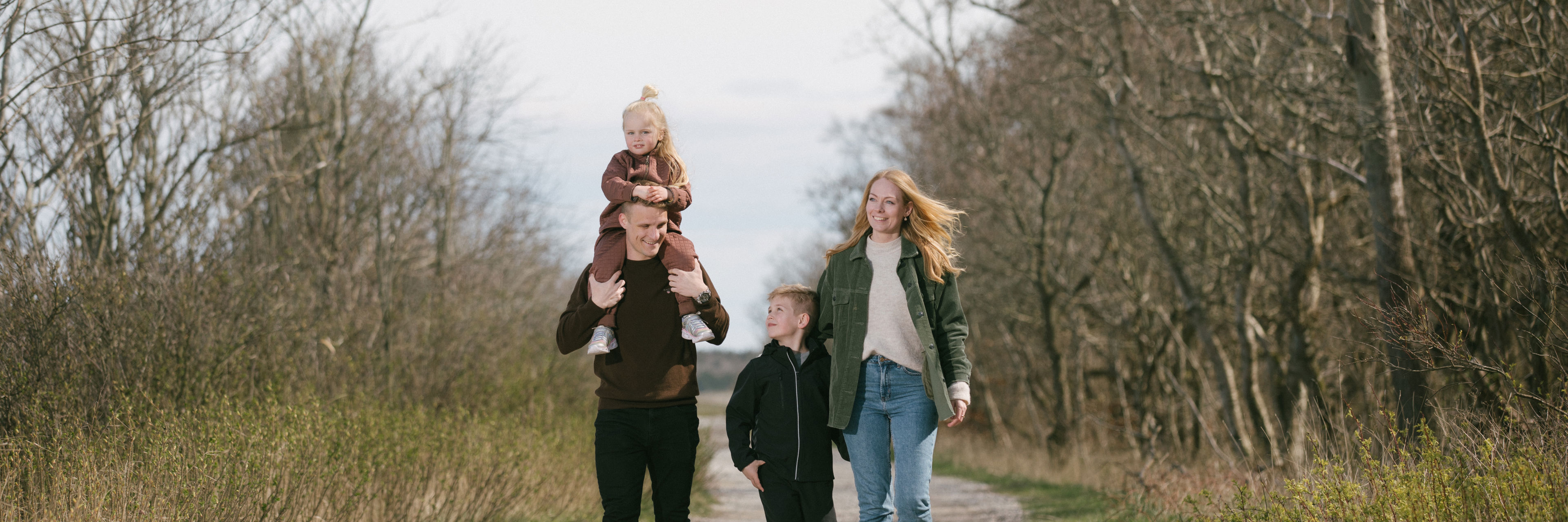 Familie går på en sti
