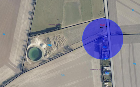 Luftfoto, der illustrerer at husdyrbekendtgørelsens afstandskrav er overholdt.