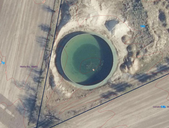 Luftfoto 6: Den eksisterende og ansøgte placering af gyllebeholderen. Det fremgår, at gyllebeholderen ligger i ca. kote 3.