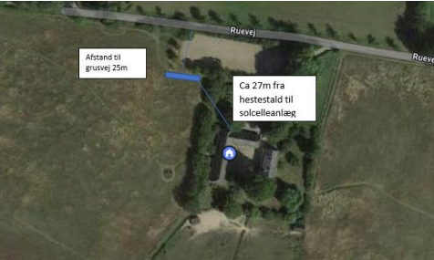 Oversigtsfoto, der viser placeringen af solceller med 25 m til grusvej og ca. 27 m fra hestestald