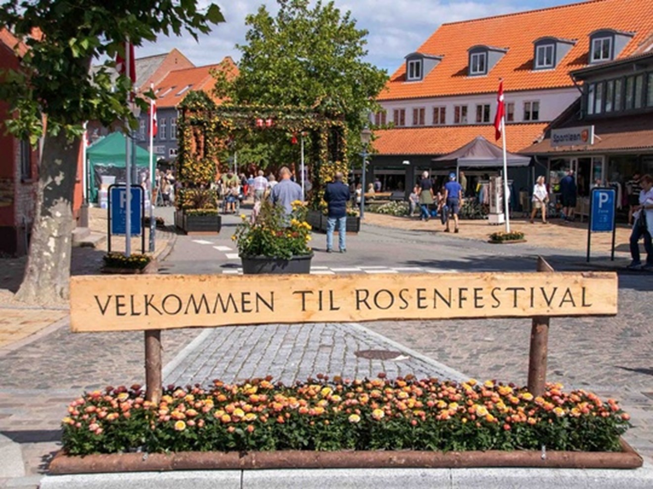 Rosenfestival-2023-Dekorationer-velkommen-til-rosenfestival.jpg