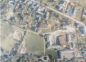 Oversigtskort over ejendommen, der viser placering af drivhus og bålhytte.