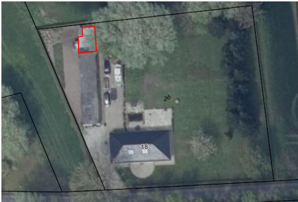 Luftfoto over ejendommen, hvor bygninger der skal fjernes er markeret.