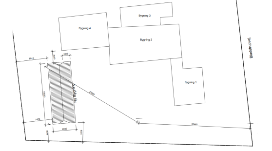 Oversigtstegning, der viser placeringen af den nye garagebygning i det sydvestlige hjørne af ejendommen.