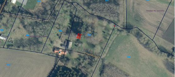 Oversigtsfoto over ejendommen, der viser placeringen af læskuret.