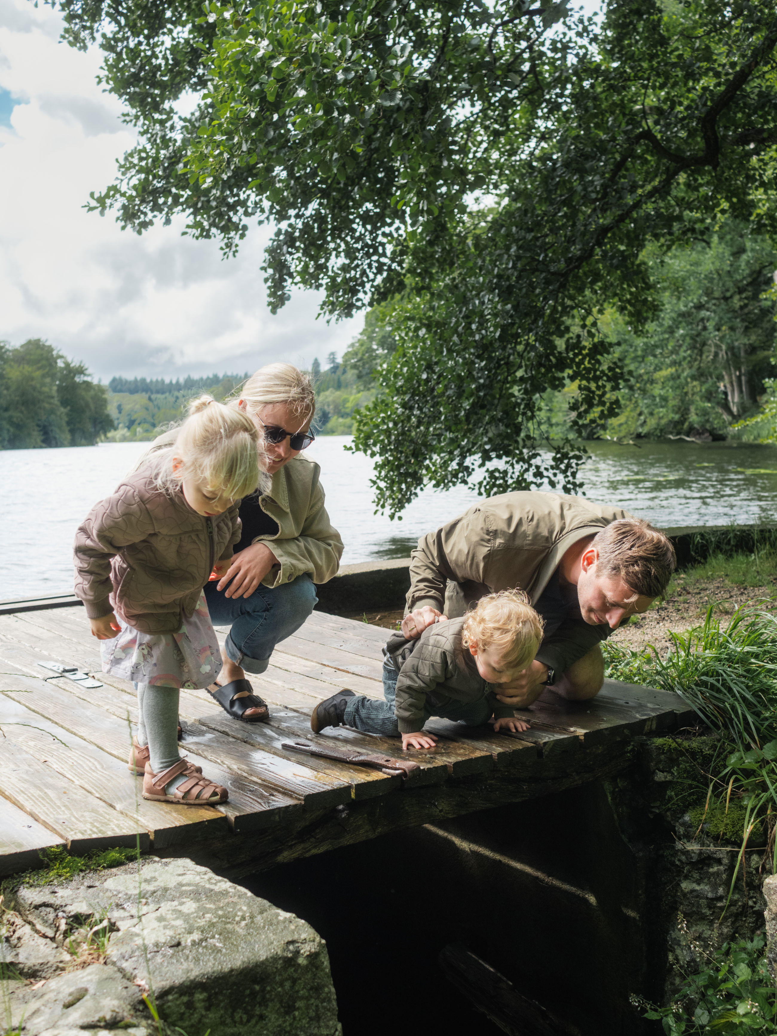 Familie, der kaster sten i Langesø nær Morud.