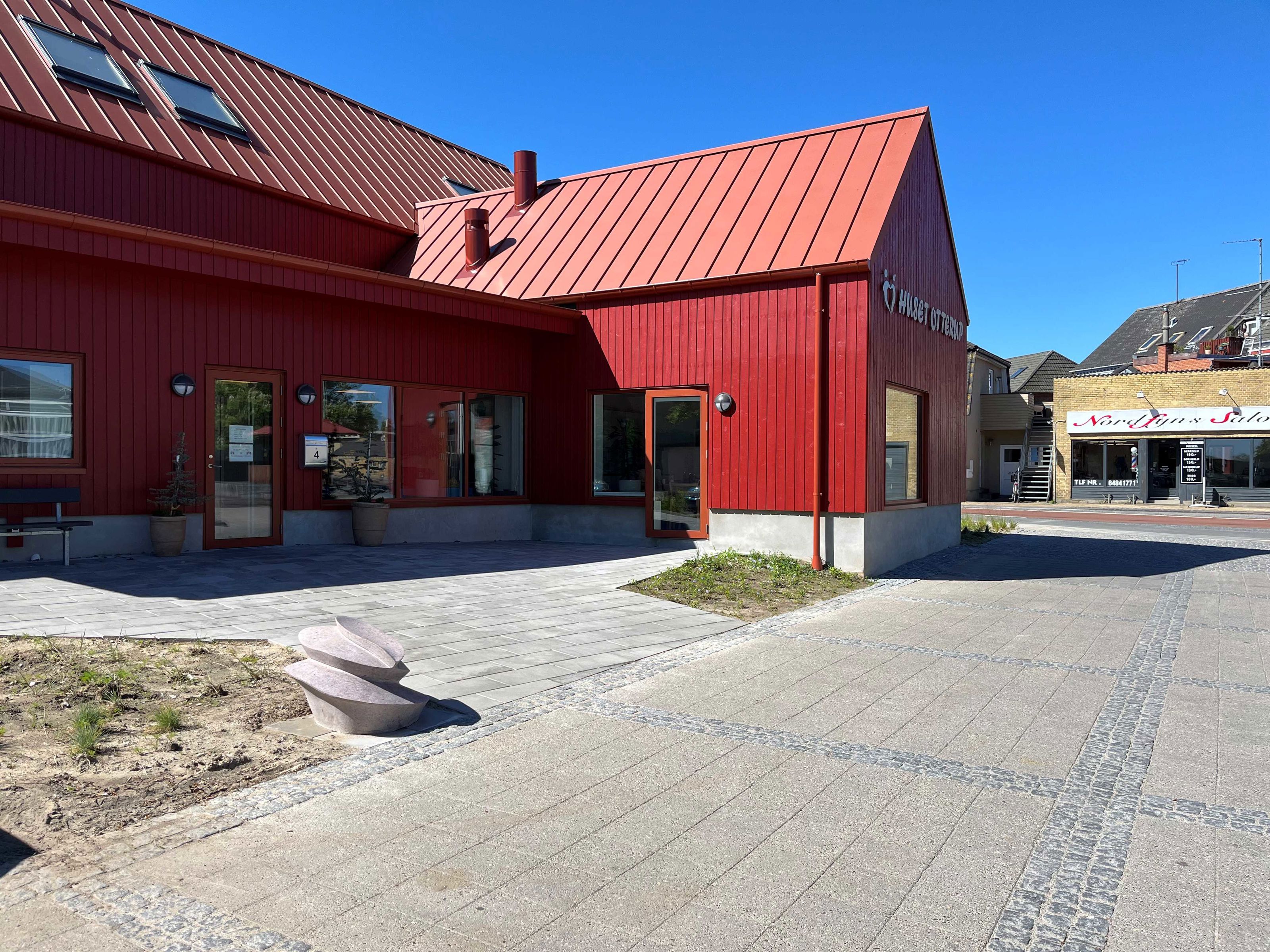 Fotoet viser skulpturen ude foran seniorhuset