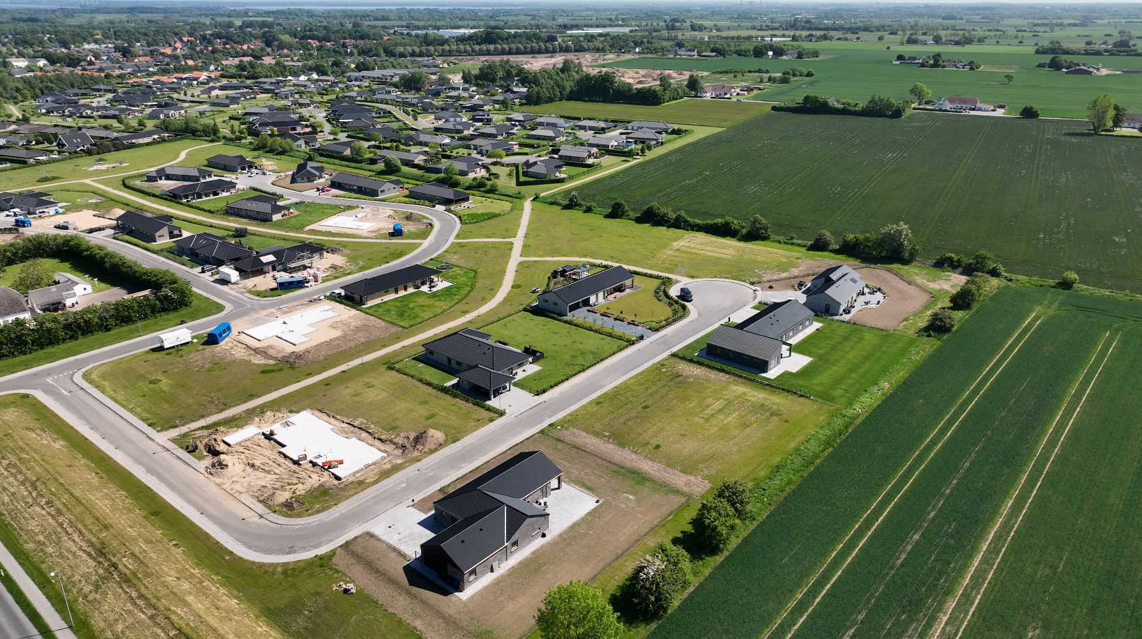 Dronebillede af Mette Maries Vej - et nyere boligområde fra begyndelsen af 2020'erne i Otterup.