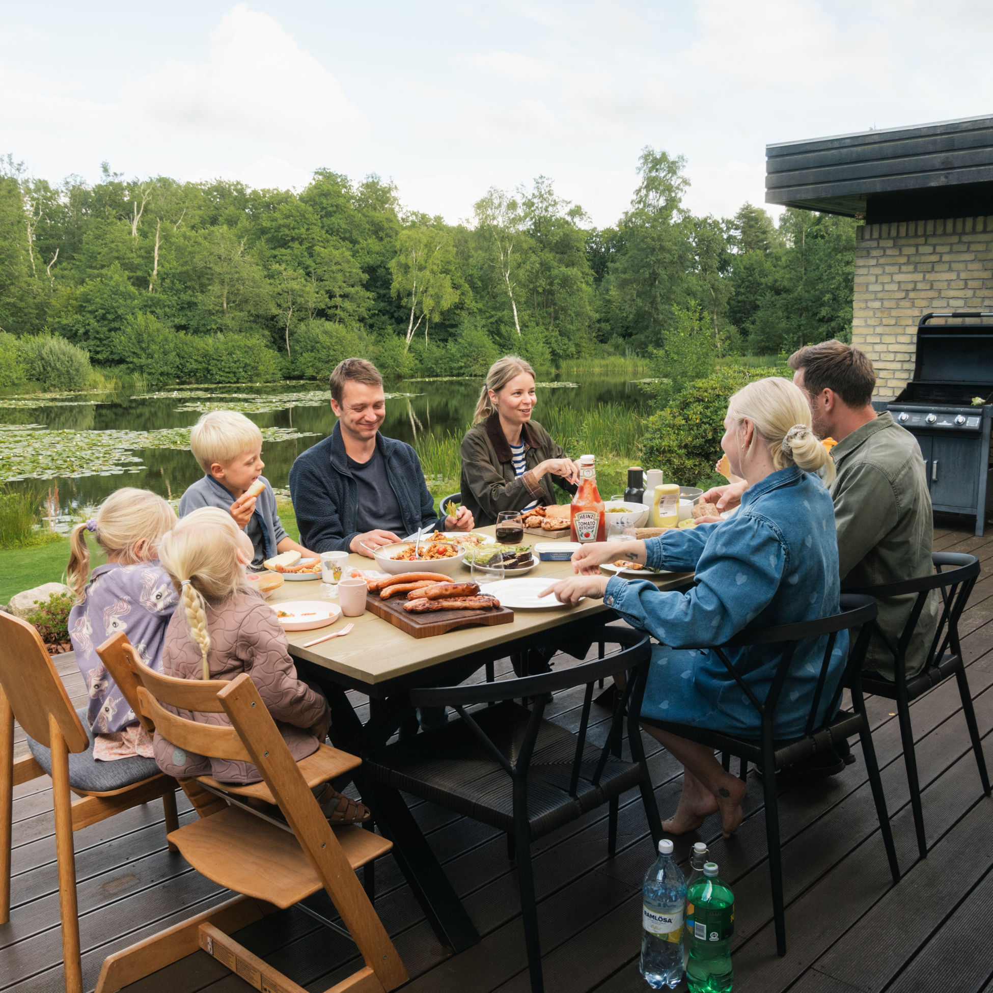 To familier, der spiser aftensmad sammen en sommeraften i Morud.