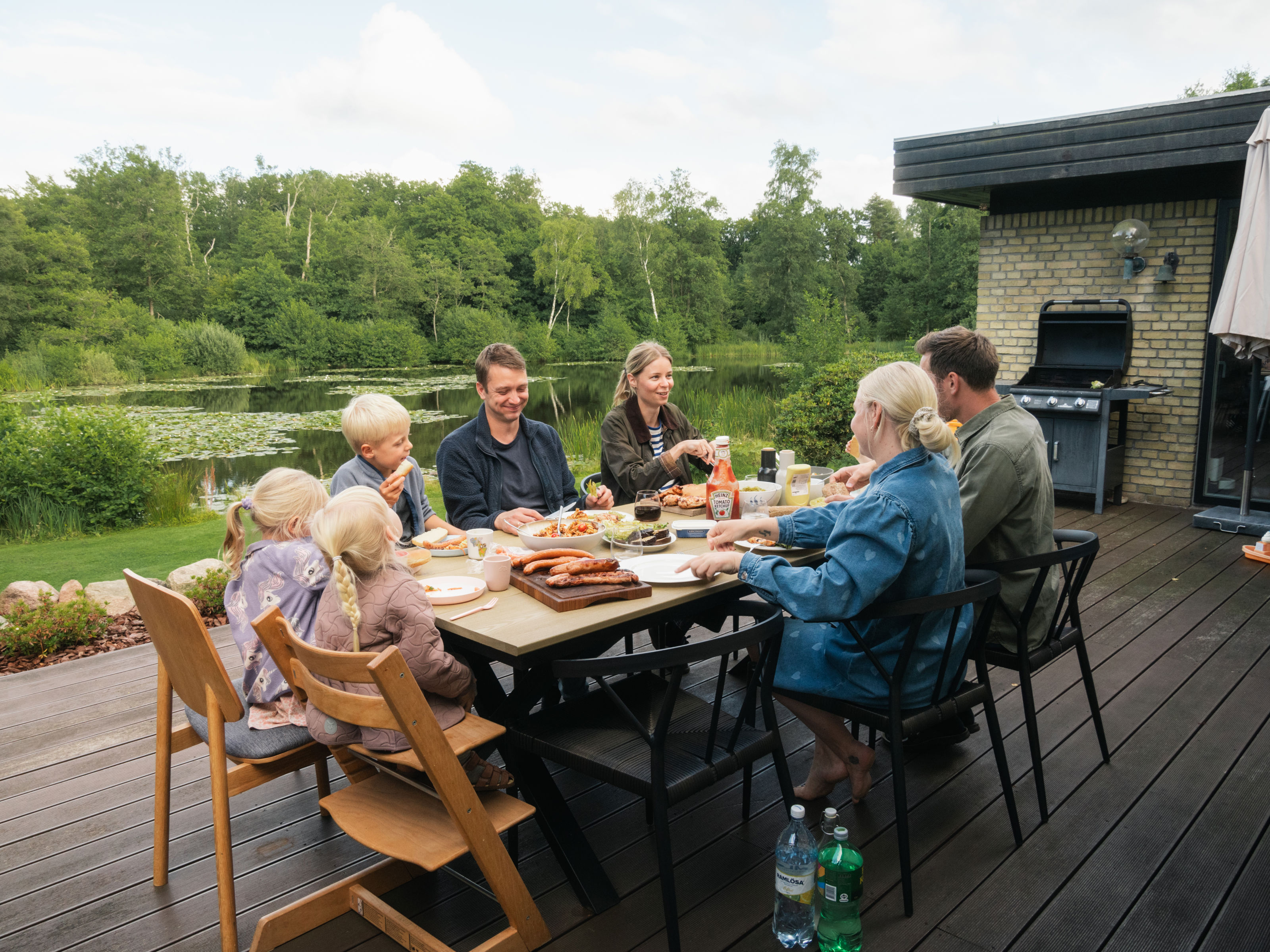 To familier, der spiser aftensmad sammen en sommeraften i Morud.