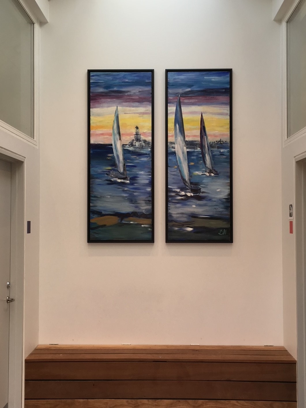 Malerier af sejlbåde og fyrtårn