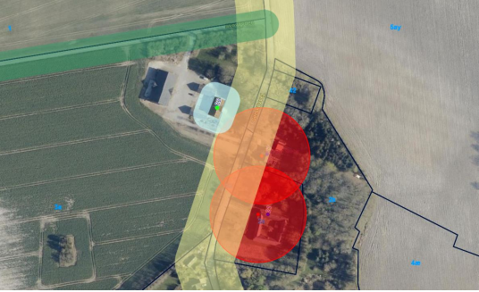 Luftfoto 3: Afstandskrav jf. husdyrgødningsbekendtgørelsen. Grøn markerer 15 meter fra offentlig vej. Gul markerer 30 meter til naboskel. Lys blå markerer 15 meter til beboelse på samme ejendom. Rød markerer 50 meter til nabobeboelse.