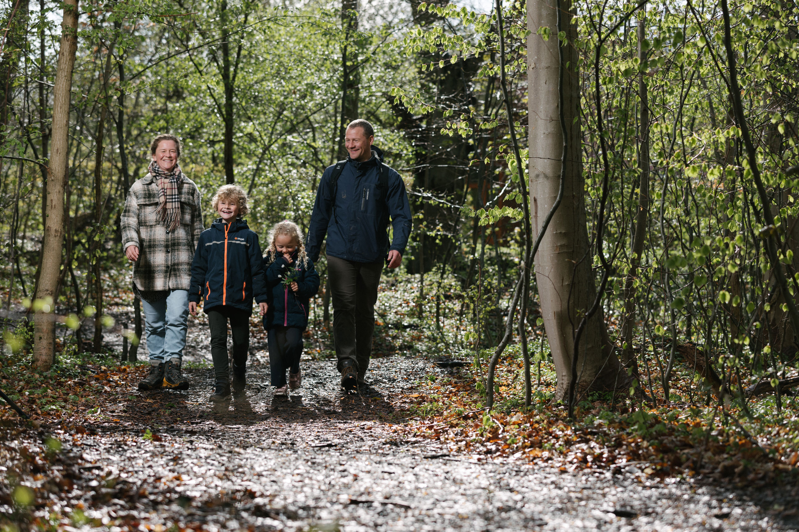 Familie på gåtur i Fredskoven i Bogense.