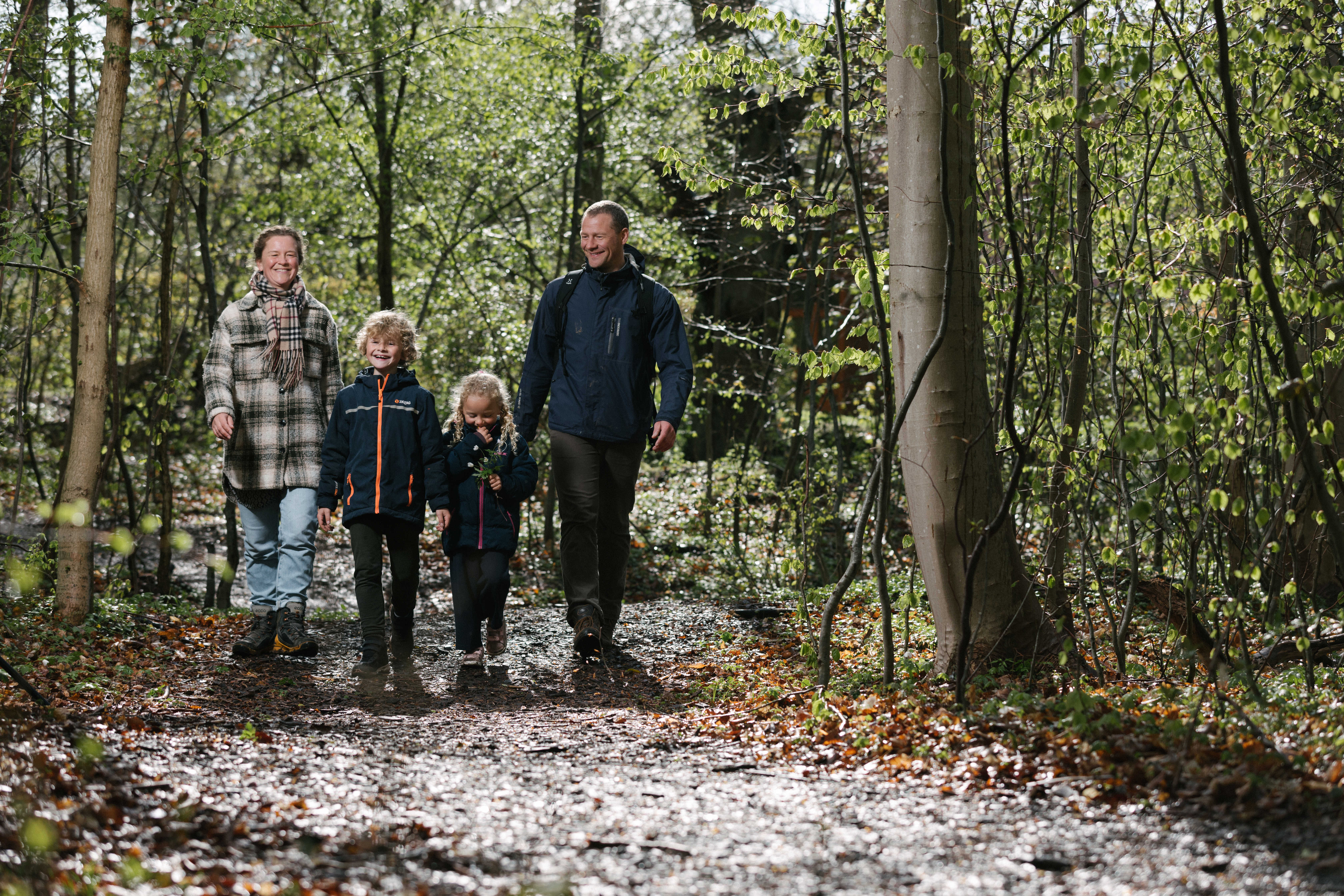 Familie på gåtur i Fredskoven i Bogense.